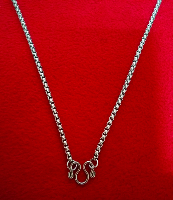 สร้อยคอสแตนเลสลายผ่าหวายแบบสั้น ความยาวทั้งเส้น 20 นิ้ว(ใส่พระได้1องค์)ค่ะ