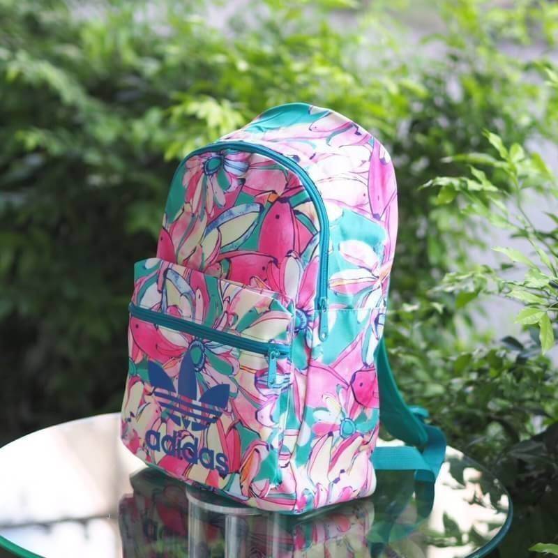 Adidas backpack กระเป๋าเป้สะพายหลัง วัสดุ polyester กันน้ำ ในตัวกระเป๋า มีช่องสำหรับใส่ Notebook , Tablet สายเป้บุนวม สะพายไม่เจ็บค่ะ จะใช้ไปเรียน ไปยิม หรือไปเที่ยวก็เหมาะค่ะ