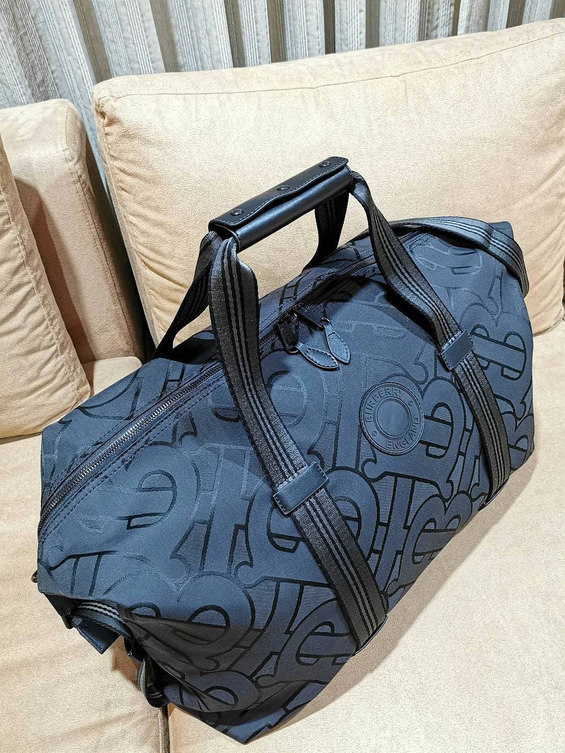 BURBERRY FRAGRANCES MONOGRAM TRAVEL BAG GIFT WITH PURCHASE GWP Limited จาก BURBERRY PURFUME COUNTER วัสดุ POLYAMIDE ขึ้นลาย Monogram คอลเลคชั่นล่าสุด ใบใหญ่จุใจแ2ต่น้ำหนักเบา ใส่สัมภาระขึ้นเครื่องเดินทางได้ ใส่เสื้อผ้า รองเท้า เอกสาร A4 iPad Notebookได้ ภ