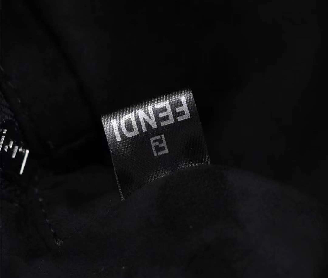 FENDI Ff-Print Coated-Canvas And Leather Cross-Body Bag เกรดออริจินอล FENDI Messenger Bag กระเป๋าสะพายข้าง ให้หนุ่มๆได้ตัวตึงกันไปเลยจ้า กับกระเป๋าสะพายทรงแมสเซ็นเจอร์ รุ่นหายาก ดีไซน์เรียบหรู สะดวกใช้ที่สุด ภายในโล่งกว้าง สายสะพายถอดได้ ปรับใช้ตามสะดวก ใ