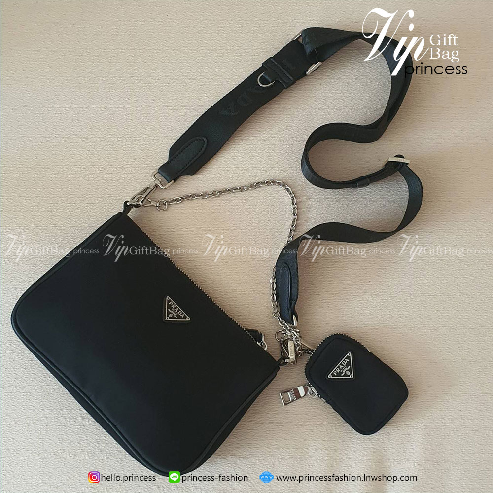 🎉 งานพรีเมี่ยมกิ๊ฟท์จากแบรนด์ PRADA ซื้อ1 ได้ไปถึง3 สายแบนสะพาย CROSSBODY สายโซ่สีเงิน คล้องไหล่ กระเป๋าห้อยใบเล็กใส่เหรียญ คุ้มมากค่ะรุ่นนี้ แม่ค้าแนะนำเลยจ้า วัสดุทำจากผ้า NYLON #อะไหล่เงินทั้งใบ เปิดปิดด้วยซิป ภายในมีช่องซิปและป้ายโลหะแบรนด์ บุ