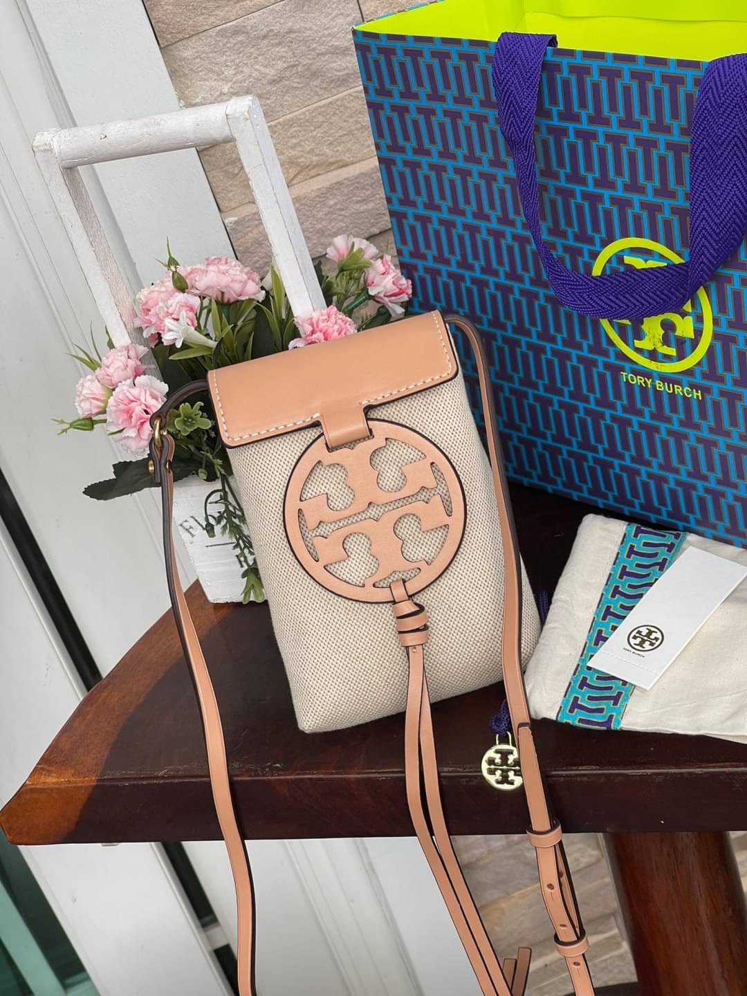 OUTLET 💕Tory Burch Miller Canvas Phone Crossbody ขึ้นชื่อว่ากระเป๋าสำหรับใส่มือถือหรือของจุกจิกต่างๆ โดยให้เหมาะกับการใช้งานนั้นมีไม่มาก คอลเลคชั่นนี้ออกมาเพื่อเอาใจสาวๆโดยเฉพาะ สีสันสุภาพ