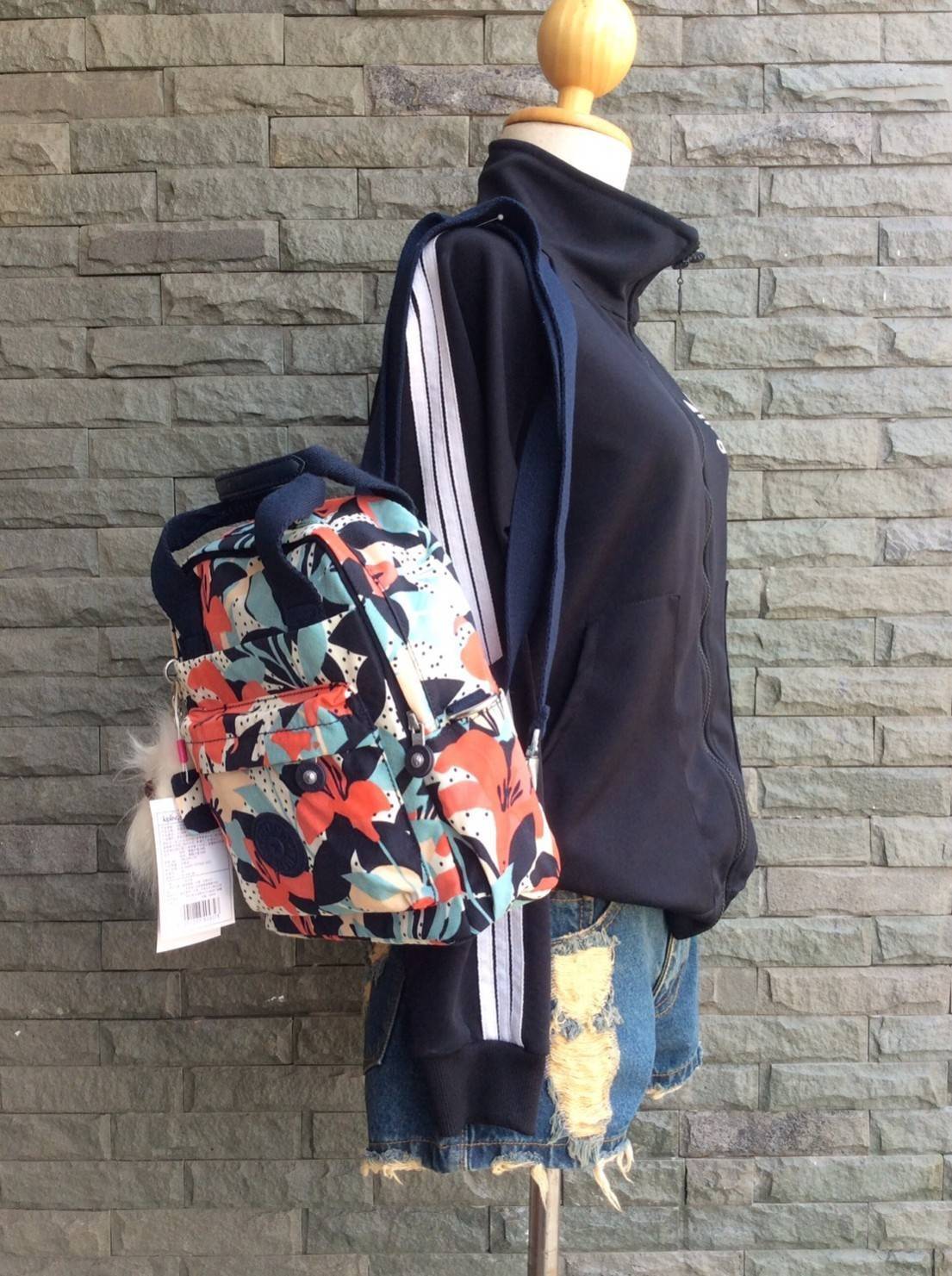 Kipling Mini Backpack 2017 k12688 small flower printed มีพวงกุญแจ Promptpay , พวงกุญแจลิง ,พวงกุญแจอะไหล่ สัญญาลักษณ์ แบรนด์ --------- กระเป๋าขนาดมินิ สามารถใช้งานได้ 3 แบบ : เป็นสะพายหลังได้ / สะพายข้างได้ / มีหูหิ้วถือได้ มีหลายลายให้เลือก ลายสวยน่ารัก 