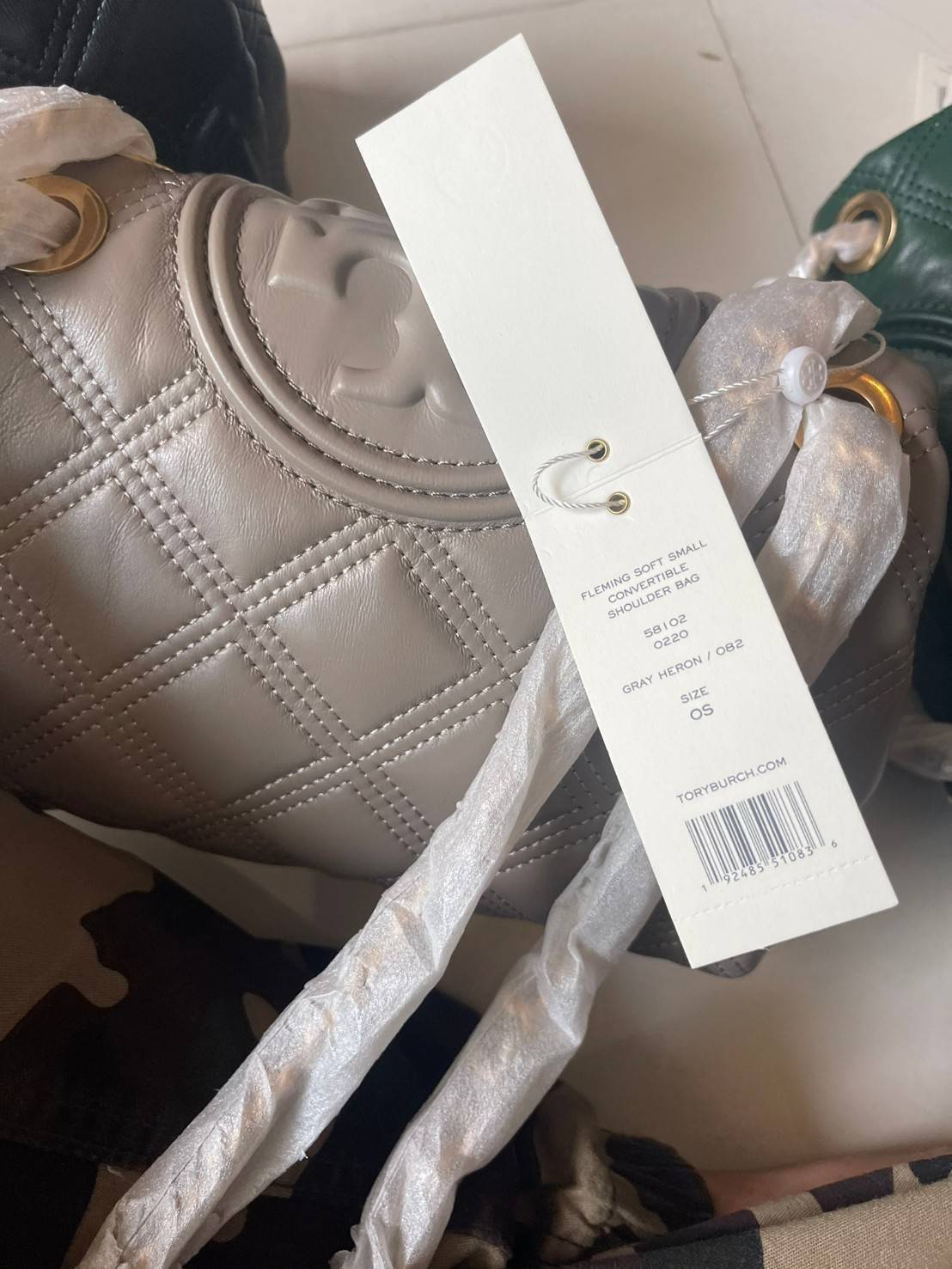 ของแท้ 💯% Tory burch Fleming Soft Small Convetible Shoulder bag กระเป๋าเฟลมมิ่ง (Fleming) สุดคลาสสิค ทำจากหนังนุ่มกับเทคนิคการเย็บแบบควิลท์ เพิ่มความเป็นเอกลักษณ์ด้วยโลโก้ลายดับเบิ้ล