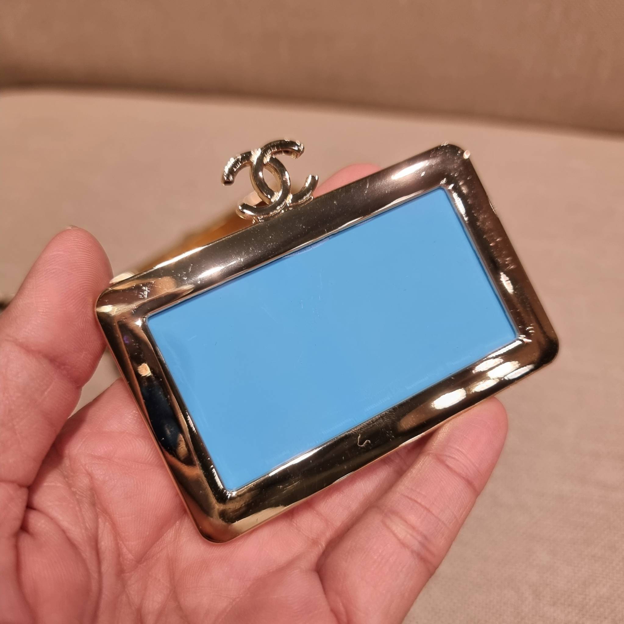 VIP 🥂 Chanel Clutch with Chain / Chanel small box with chain กระเป๋าสะพายเอนกประสงค์ รูปทรงกล่อง ไซส์มินิน่ารัก ใบจริงเห็นแล้วใจบาง หลงรักที่สุด วัสดุหนังสังเคราะห์เดินลายเส้นสวยคม อะไหล่โลโก้สีทองโดดเด่น มาพร้อมสายสะพายในตัว เปิด-ปิดด้วยการกดที่โ