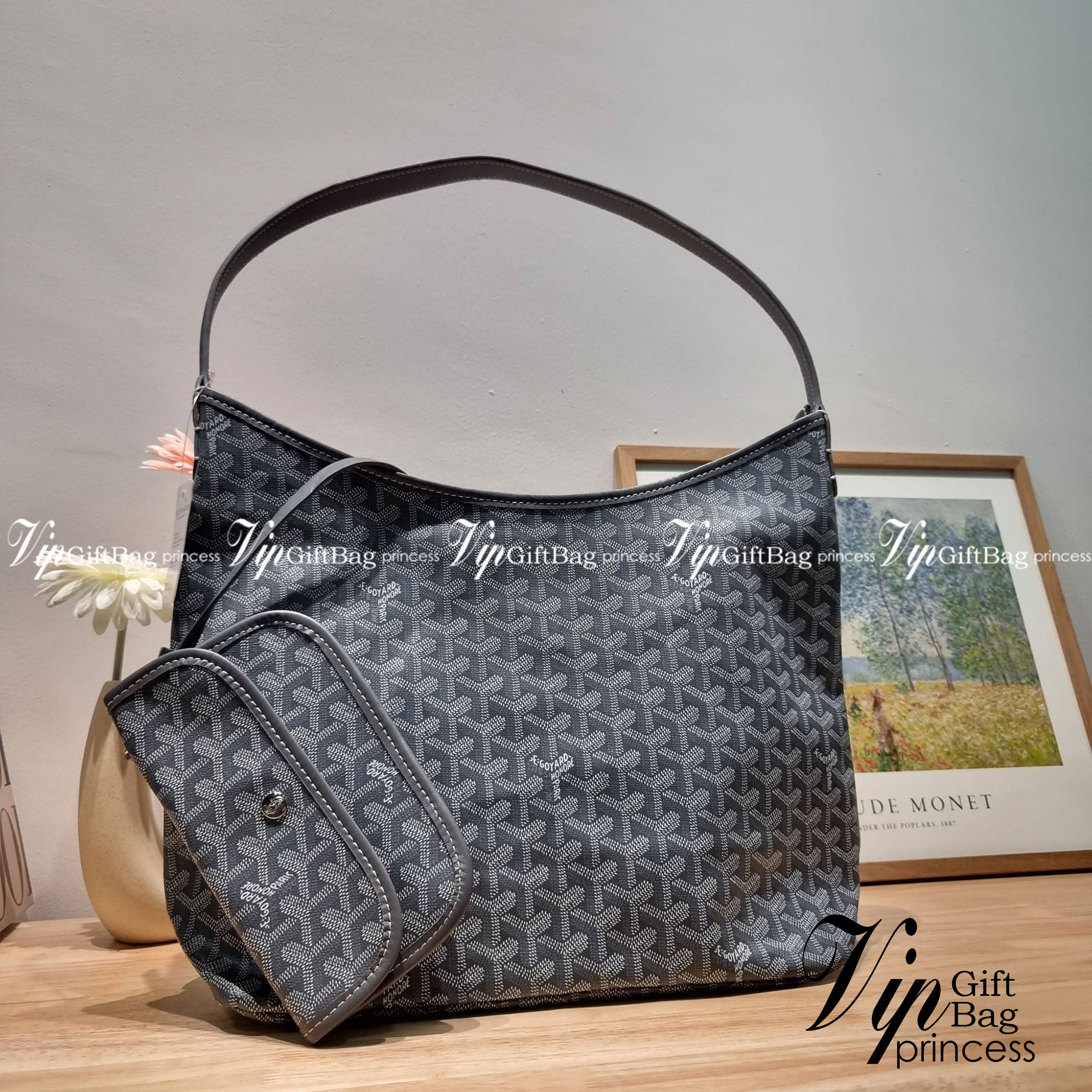 GOYARD BOHEME HOBO BAG / GOYARD HOBO กระเป๋าสะพายทรงโฮโบ ใบใหญ่จุใจ!! มาครบสีขายดี เลิศทุกสี รูปทรงคลาสสิค ดีไซน์เป็นเอกลักษณ์ วัสดุหนังแคนวาสพิมพ์ลายสวยคม ปากกระเป๋ามีซิปเปิด-ปิดกันของหล่นได้ ภายในโล่งกว้างมาก มาพร้อมสายคล้องในตัว ทนทาน สะพายสวยๆได้ทุกวั
