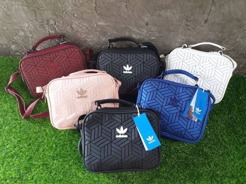 adidas 3D airline shoulder bag ทรงสปอร์ต รุ่นนี้มาใหม่ไฉไลกว่าเดิม แบบลาย 3D ใหม่สวยๆ ด้านหน้าติดโลโก้แบรนด์ บนพื้น 3D ด้านหลังพื้นเรียบมีช่องซิป รุ่นนี้มีที่จับสามารถถือได้หยิบใช้งานสะดวก เปิดปิดด้วยซิปอะไหล่ปั๊มแบรนด์ ด้านในเป็นช่องกว้าง มีช่องซิปด้านใน