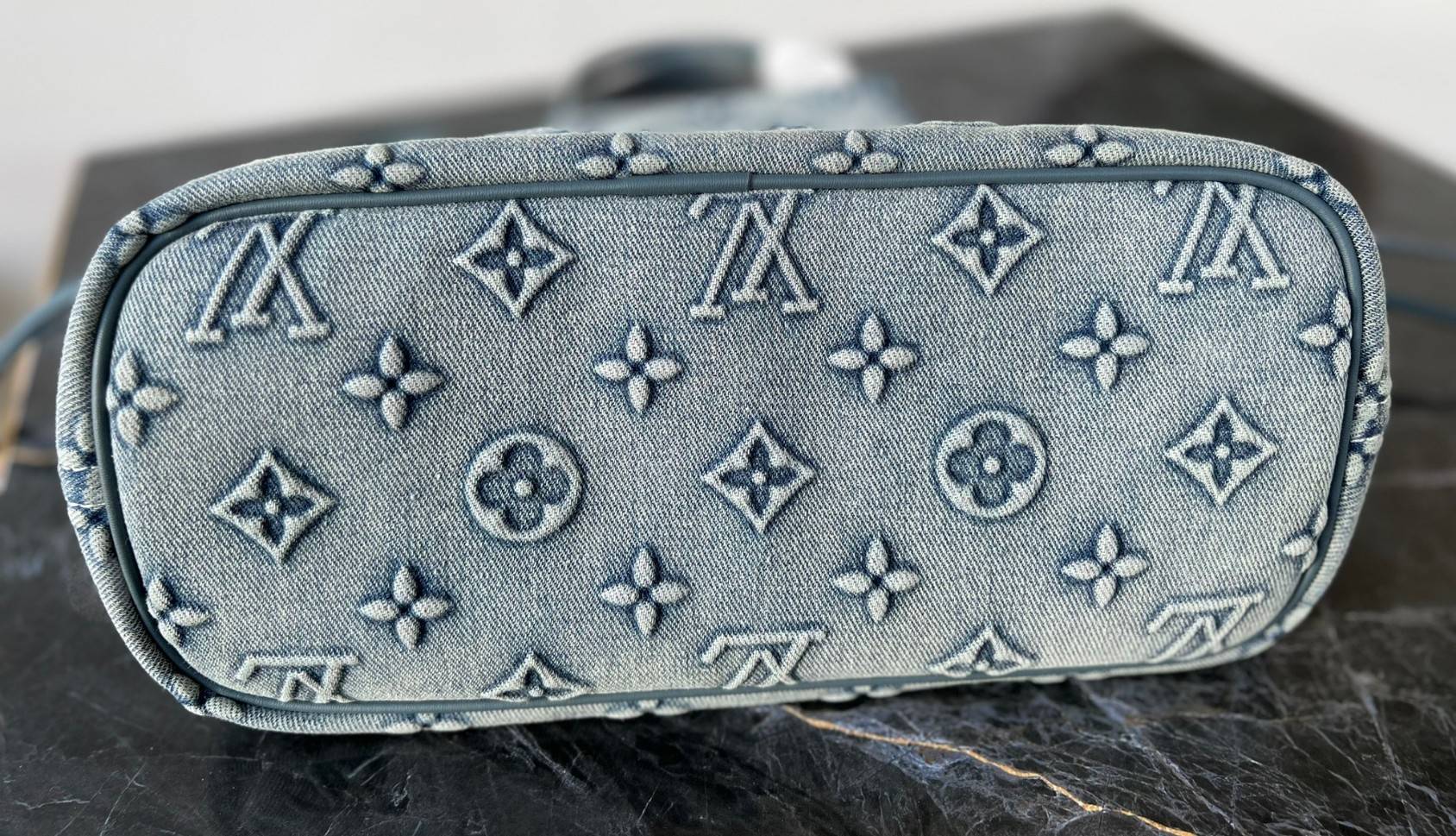 LV Neverfull Denim Tote Bag กระเป๋าสะพายทรงโท้ทเดนิมลายโมโนแกรมปั้มนูนคมชัดสวยหรูลัคชู สุดคลาสสิค ดีไซด์ใหม่ กับกระเป๋าทรงที่สามารถใช้ได้กับทุกๆวัน วัสดุเดนิมหนานิ่มอย่างดี ทอลายแบรนด์แบบ3Dนูนคมชัดสวยมากๆค่ะ