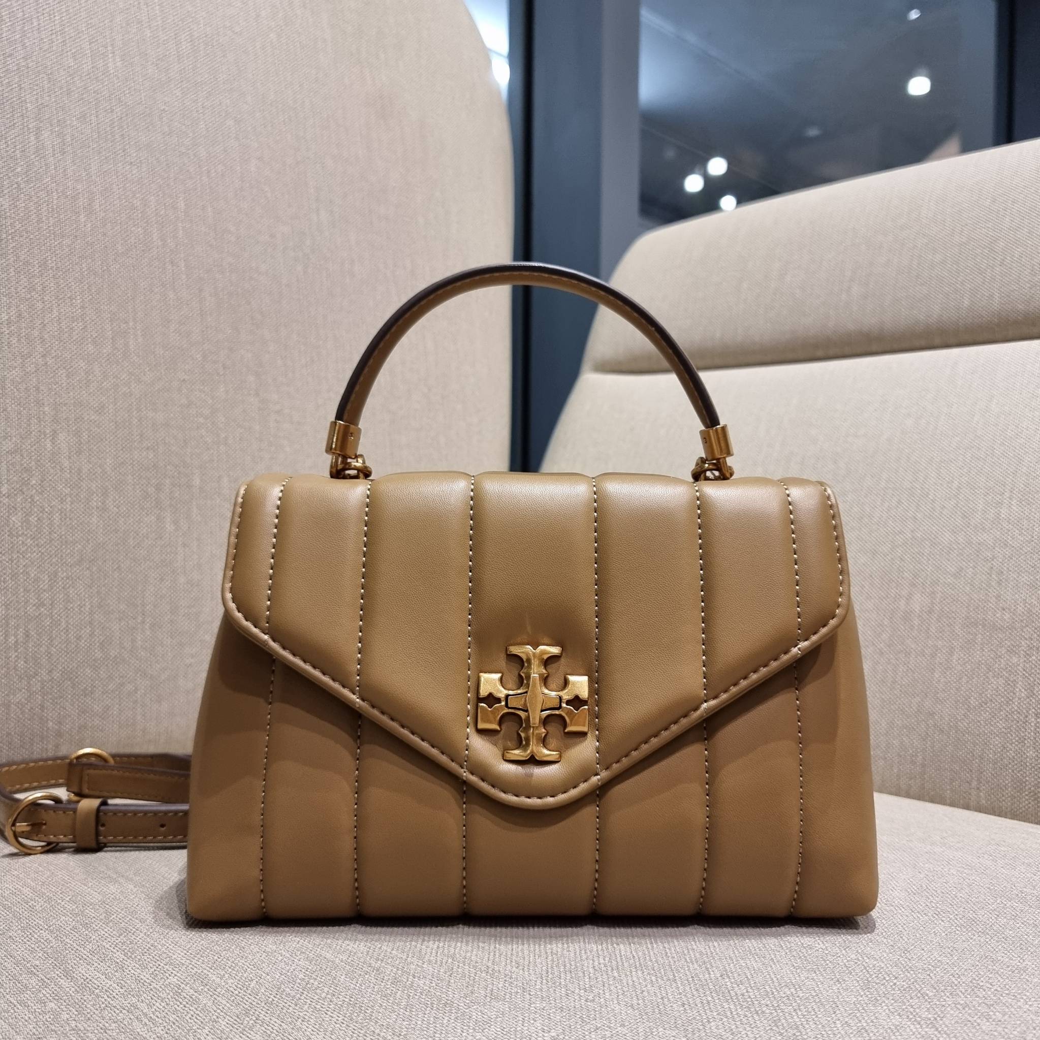 TORY BURCH KIRA QUILTED SMALL SATCHEL มาแล้วด่วนๆ!! กับคอลที่ปังไม่ไหว พร้อมเสิร์ฟสีคลาสสิค กระเป๋าถือ/สะพาย ทรงสวย สะพายคล่องตัว หนังแท้ ดีไซน์บุนวม เส้นคมสวยหรู วัสดุหนังแกะ สัมผัสดีงาม นิ่มมือ เปิด-ปิดด้วยอะไหล่บิดล็อค ภายในเป็นช่องโล่ง มีช่องซิป ใส่ขอ