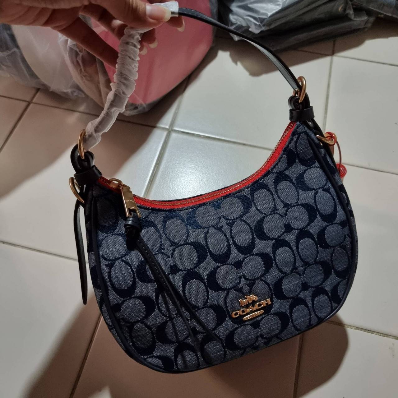 COACH C6807 KLEO HOBO IN SIGNATURE CHAMBRAY ใหม่ล่าสุด คอลเลคชั่นสุดคิ้วท์ ที่สาวๆต้องหลงรัก กระเป๋าสะพายทรงโฮโบ ที่ดีไซน์มาให้ปรับใช้งานได้หลากหลาย วัสดุหนัง pepble สวยหรู รูดเปิด-ปิดด้วยซิป ภายในเป็นช่องโล่ง สายคล้องสามารถถอดออกใส่สายยาวสะพายข้างได้ หรื