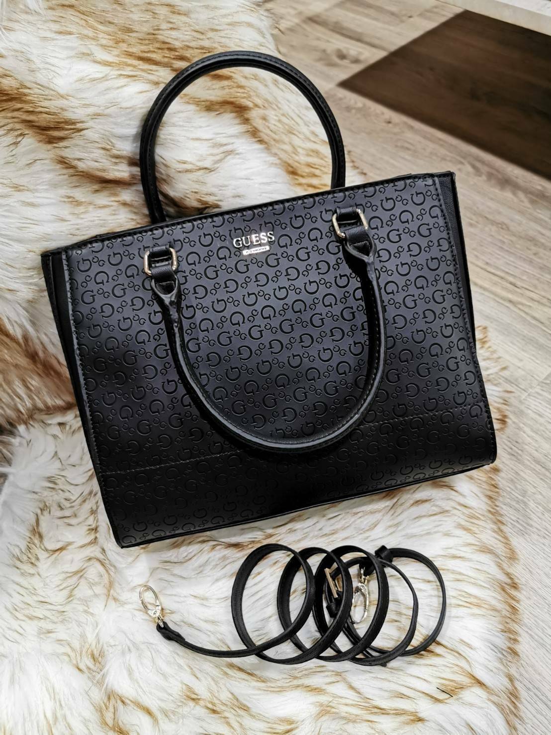 GUESS SINGNATURE SHOPPER BAG กระเป๋าถือหรือสะพายรุ่นล่าสุดจาก GUESS FACTORY หนังสวยอยู่ทรงปั้มลาย Singnature Brand รอบใบ ด้านหน้าประดับโลโก้แบรนด์ หูหิ้วเเข็งเเรงพับลงได้ เปิดปิดด้วยซิปสะดวกใช้ ขนาดกำลังดี ภายในมีช่องซิปและช่องใส่ของ กว้างและจุ น้ำหนักเบา