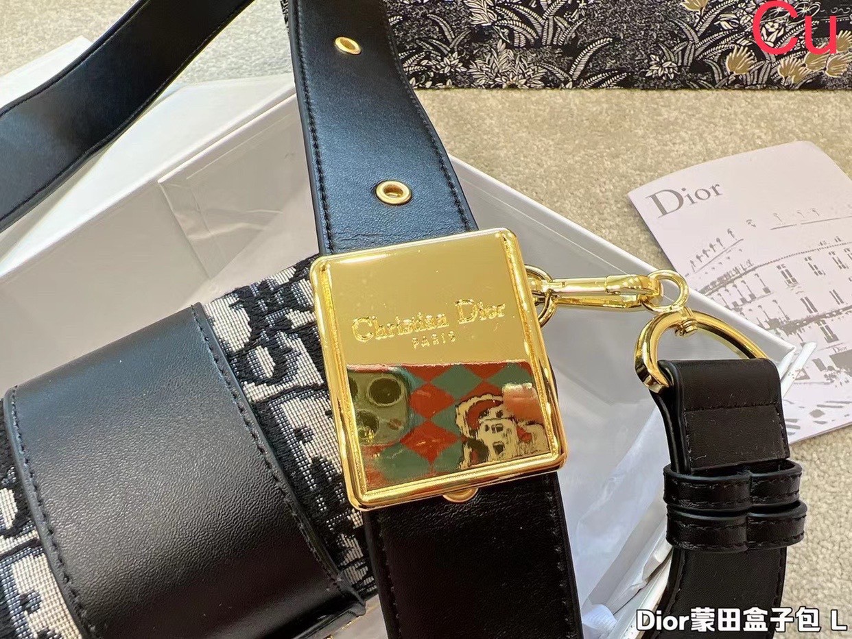 DIOR 30 Montaigne Box Bag / DIOR BAG พร้อมส่ง กระเป๋าสะพายดิออร์ เอกลักษณ์ของความหรู ไซส์มินิทรงสี่เหลี่ยมสวยหรูอยู่ทรงเปิดปิดด้วยฝาปิดโลโก้แบรนด์อะไหล่ทอง