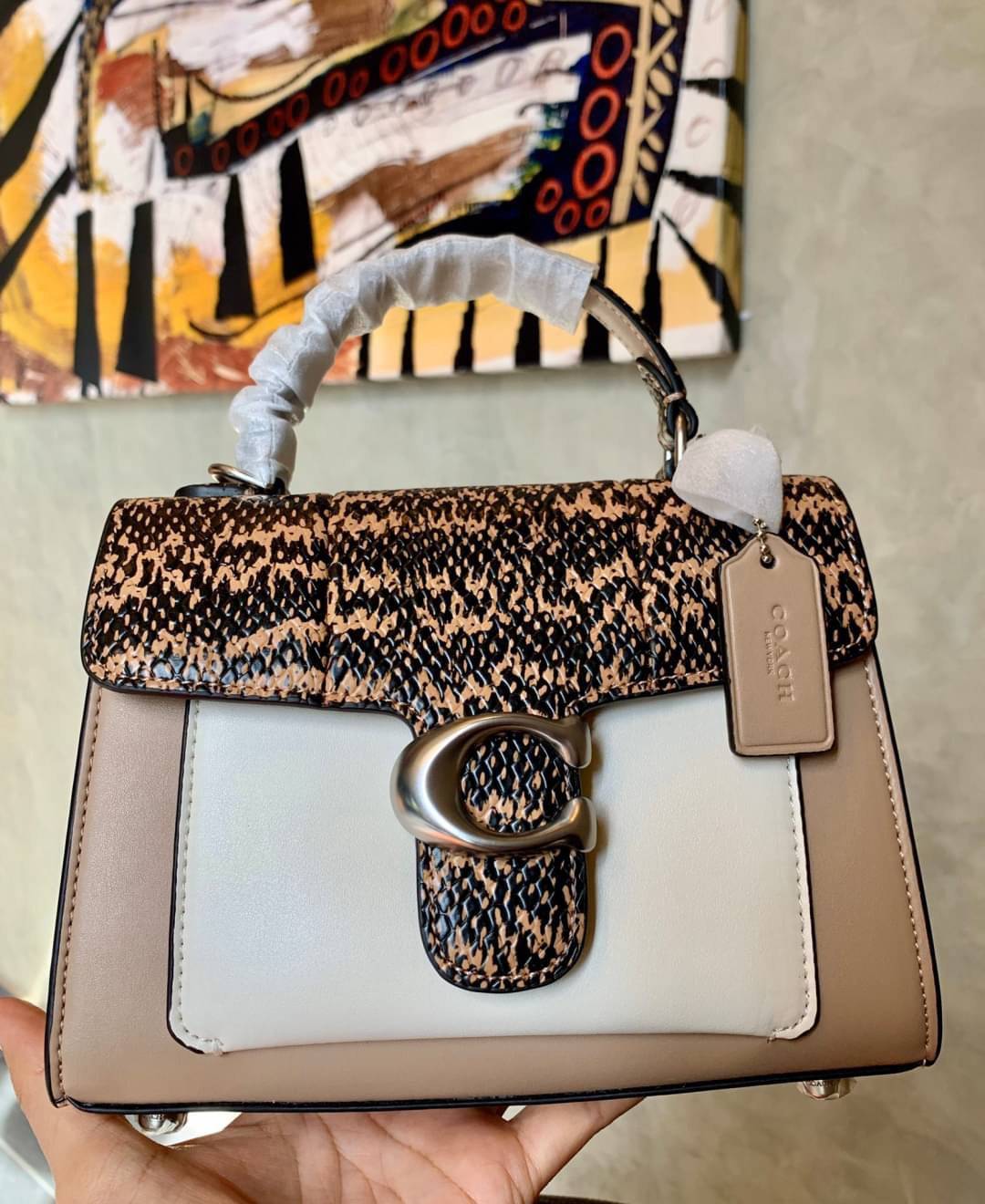 OUTLET 】COACH TABBY TOP HANDLE 20 LEATHER BAG หรูหรามากๆค่ะ สินค้าแนะนำ!! กระเป๋าถือ//สะพายข้างได้ วัสดุหนังแท้อย่างดี หนึ่งใบทำหนัง2แบบได้อย่างลงตัว สวยงาม มีอะไหล่ตัวC ใหญ่ด้านหน้าโดดเด่นหรูมากๆค่ะ 🔺เปิดปิดแบบกดล็อค ภายในมี2ช่องสำหรับใส่ของ สามา