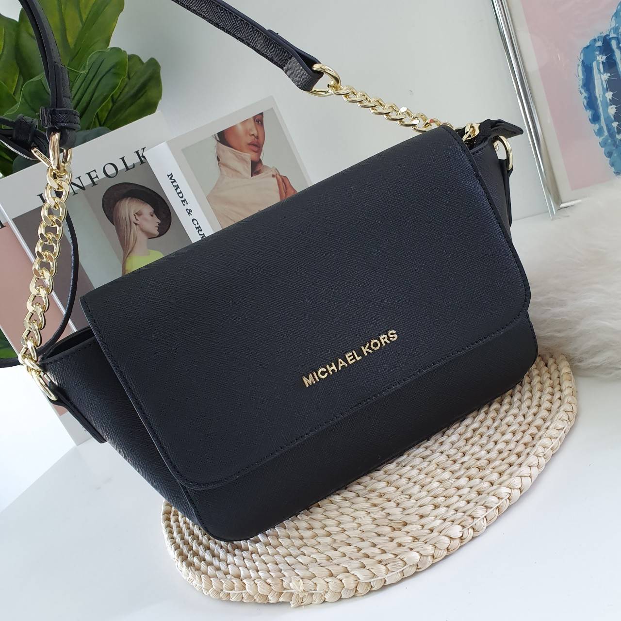Michael Kors Crossbody Bag กระเป๋าสะพายแบบ crossbody หนังลาย saffiano เปิดปิดด้วยซิปแบรนด์ อะไหล่ทอง ด้านหน้าประดับโลโก้ โลหะแบรนด์ ด้านในบุผ้าแบรนด์สวยหรู น้ำหนักเบา มีช่องซิปใส่ของจุกจิกและช่องใส่มือถือ มาพร้อมสายสะพายยาวโซ่ทอง+หนัง ปรับได้หลายระดับ ขนา