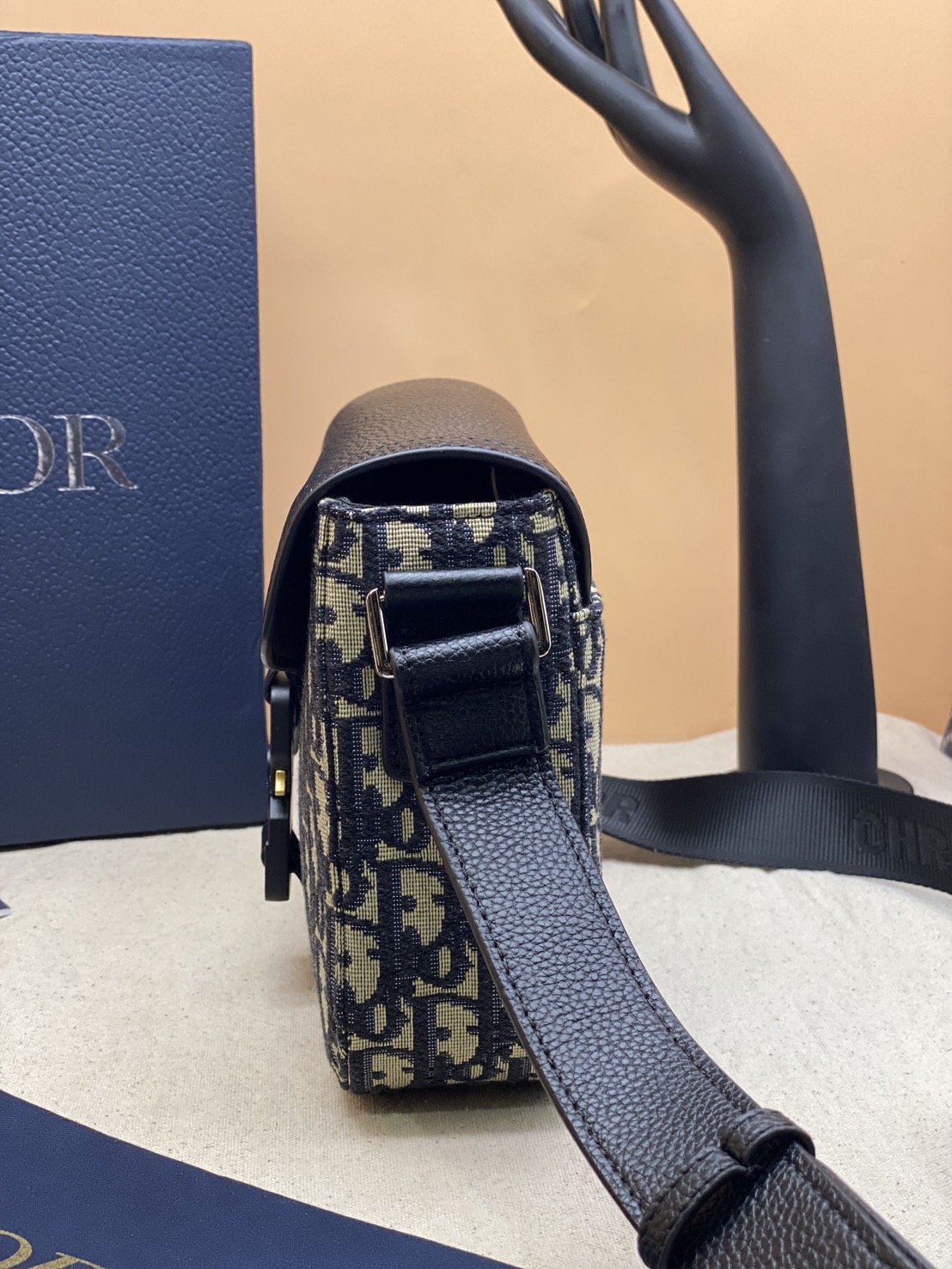 DIOR Small Saddle Messenger Bag with Flap กระเป๋าทรงแมสเซ็นเจอร์รุ่นฮิต เกรดออริ สลับแท้ 1:1