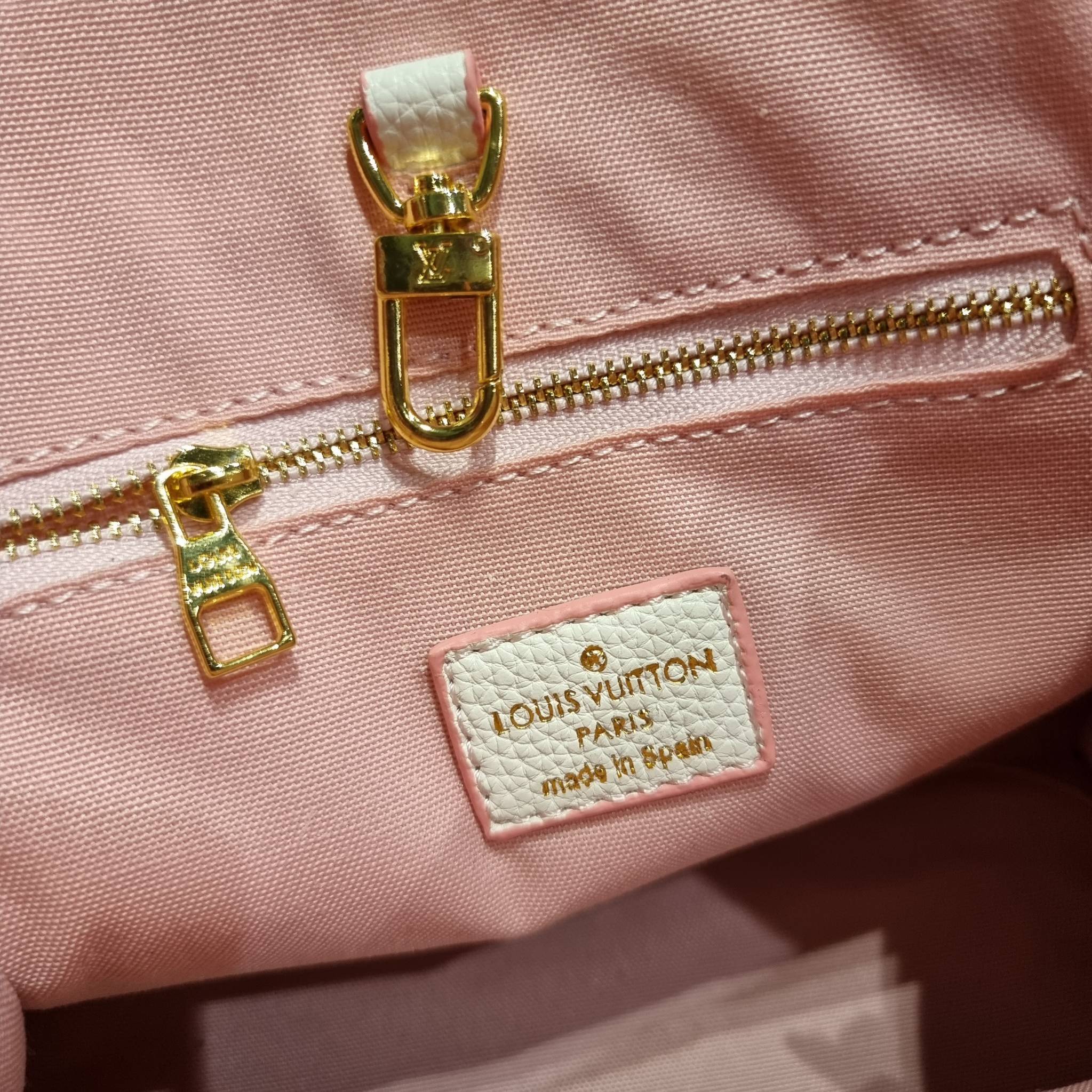 LV crossbody tote bag / LV Shopping Bag ดีไซน์ใหม่ น่ารัก ละมุน น่าใช้มาก กระเป๋าทรงโท้ทที่ใครเห็นต้องเป็นคลั่งรัก ดีไซน์คลาสสิค ผู้ดี หรูหรา โทนสีใช้งานง่าย ทุกสไตล์ วัสดุหนัง pepble มาพร้อมหูจับในตัว คล้องแขนก็ดูแพง หรือจะเกี่ยวสายครอสสะพายก็อัพลุคได้เล