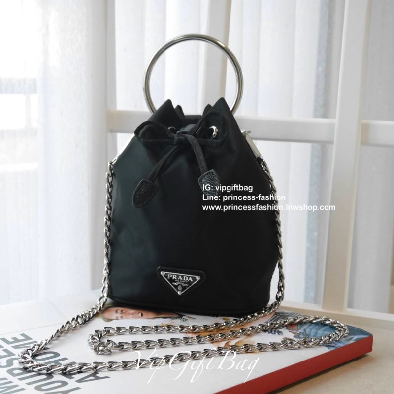 New Arrival จากแบรนด์ Prada งานพรีเมี่ยมกิ้ฟท์จากเคาเตอร์แบรนด์ต่างประเทศ กับทรงยอดฮิต ทรงจีบ มาพร้อมสายสองแบบ สายโซ่เงินยาว(ถอดออกได้) และห่วงคล้องมือ(พับลงได้ ถอดไม่ได้) ดูดีมากค่ะ วัสดุทำจากผ้าไนล่อนกันน้ำ 100% อะไหล่เงินทั้งใบ ปั้มแบรนด์ลงอะไหล่ ภายใน