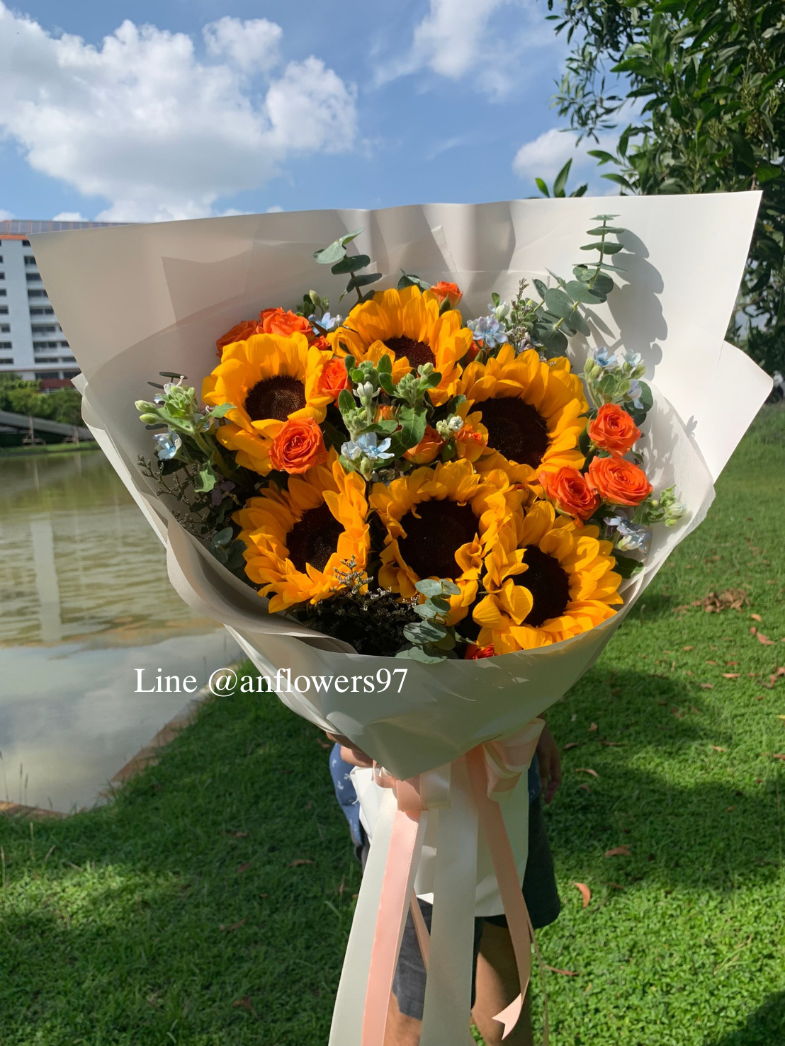 ช่อดอกทานตะวันแซมดอกไม้สีส้ม