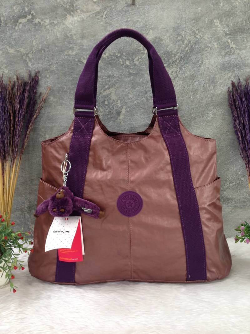 Kipling รุ่น Cicele กระเป๋าสะพายไหล่ใบใหญ่ สวยน่ารัก ตัวกระเป๋าด้านในเป็นช่องโล่งแบบปิดเปิดด้วยซิป มีช่องซิปด้านใน ด้านข้างกระเป๋า มี 2 ช่อง ปิดเปิด ด้วยเทป พร้อมที่ใส่โทรศัพท์ ปากกา และ MP 3 ในส่วนด้านใน และ ด้านข้างกระเป๋า ซ้าย-ขวา เป็นช่องขนาดเล็กสำหรั