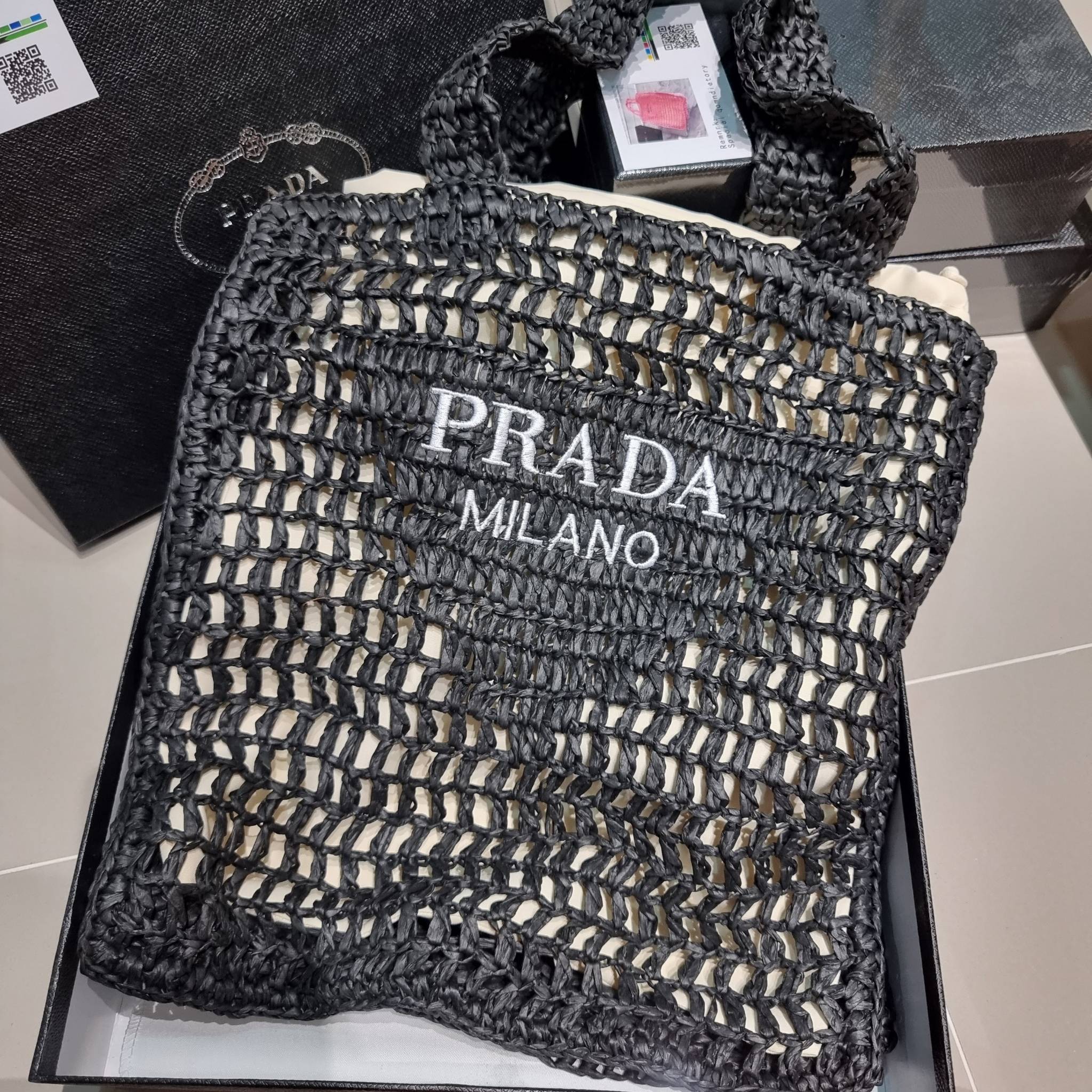 PRADA RAFFIA TOTE BAG สวยไม่ซ้ำใคร สไตล์บีช เหมาะมากกับการสะพายไปเที่ยวทะเล หรือจะใช้ในวันสบายๆก็ตอบโจทย์ กับกระเป๋าสะพายสานใบใหญ่ ตัวกระเป๋าเป็นวัสดุสังเคราห์จากธรรมชาติ
