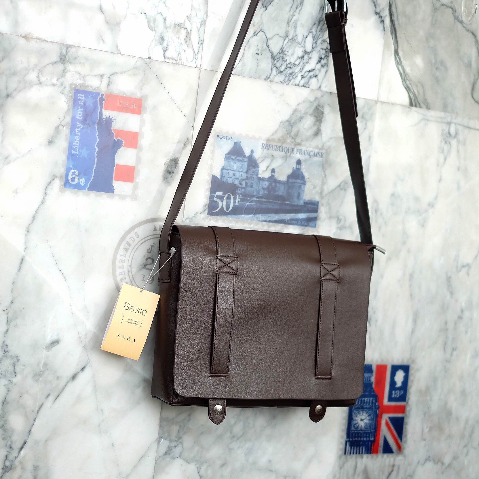 เอาใจหนุ่มๆบ้างค่า สำหรับ messenger bag หนังดี มากๆเลยน้า ลายหนังชัดสวย ใบนี้จากแบรนด์ ZARA MEN ตัวกระเป๋าขนาดกำลังดีเลยคะ สีน้ำตาลเข้มสวยมาก คลาสสิคสุดๆ มีช่องแบ่งเก็บของหลายช่องเป็นสัดส่วนมากๆคะ น้ำหนักเบา จุของคุ้ม สายยาว ปรับได้ free size สามารถสะพาย 