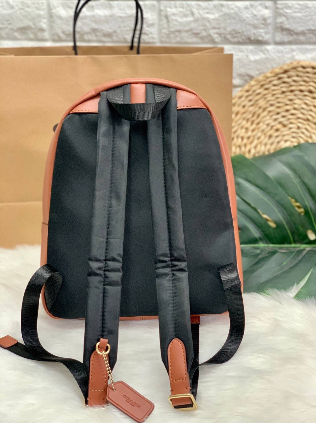 OUTLET 】COACH MEDIUM CHARLIE BACKPACK IN SIGNATURE ((32200)) พร้อมส่งที่ไทยอีกครั้งค่ะ! กระเป๋าสะพายหลังขนาดกลาง หนังแท้+ไนล่อน ด้านหน้ามีช่องซิปให้หนึ่งช่อง;เปิดปิดช่องหลักแบบซิปคู่ ภายในกว้างใส่สัมภาระได้จุนะคะ พร้อมช่องซิปให้อีกช่องค่ะ;สายสะพายสามารถเล