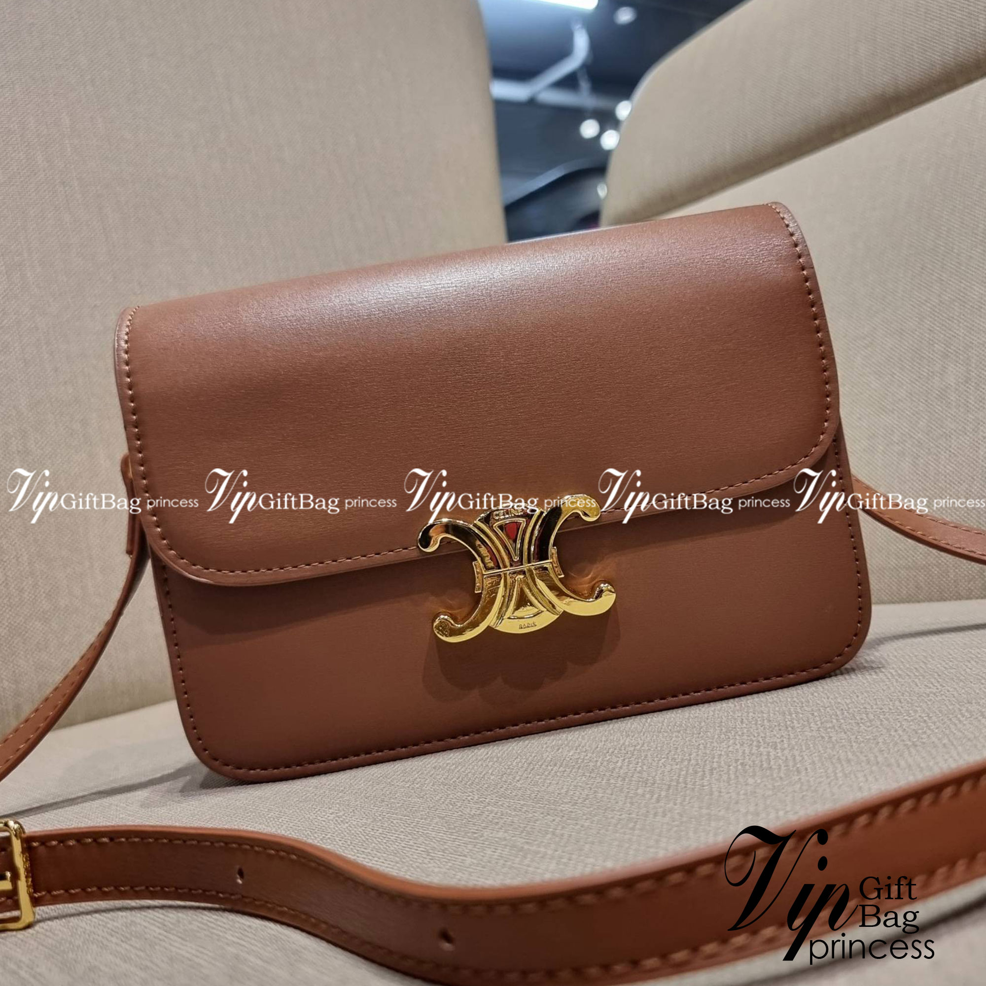 VIP 🥂 CELINE CLASSIQUE TRIOMPHE BAG IN SHINY CALFSKIN ไอเท็มสุดคลาสสิค ที่ขาดไม่ได้ กระเป๋าสะพายทรงสวยคลาสสิค แฝงความผู้ดี ที่ใช้ได้ทั้งชายหญิง วัสดุหนังแท้ เปิด-ปิดด้วยตัวกดล็อค สะดวกใช้มาก ภายในเป็นช่องโล่ง เก็บของได้เป็นสัดส่วน และยังมีช่องซิปใ