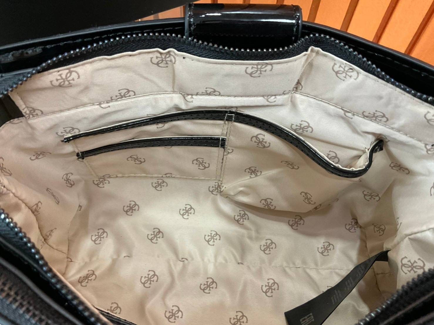 กระเป๋าสะพายไหล่ Guess Logo City Small Society Satchel กระเป๋าสะพายไหล่ ขนาดกำลังดี วัสดุ pu สวยอยู่ทรง มาพร้อมพวงกุญแจน่ารักๆ ถอดออกได้ ด้านหน้าประดับโลโก้แบรนด์ เปิดปิดด้วยซิป มี 2 ช่องหลักใช้งาน ภายในช่องซิปหน้าแยกเป็นสัดส่วนการใช้งาน ซิปช่อง 2 โล่งกว้