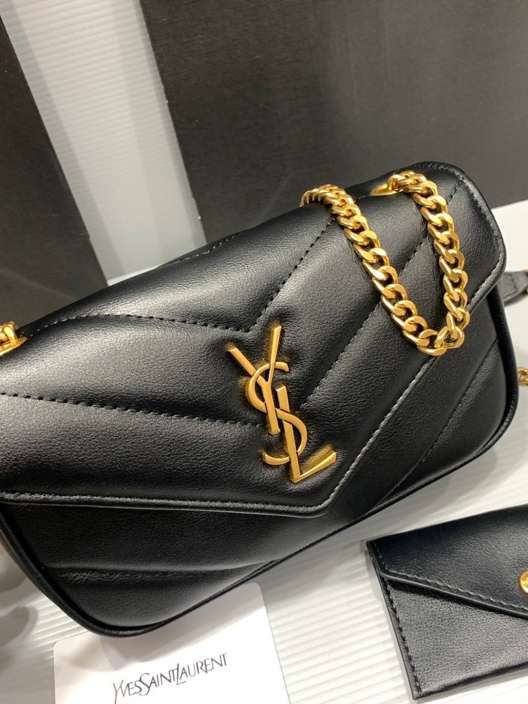 ORI | หนังแท้ 20cm YSL loulou mini in matelassé กระเป๋าสะพายทรงสวยคลาสสิค มาพร้อมใบเล็กใส่การ์ด งานหนังแท้สมผัสนุ่มมือตะเข็บเย็บลายเชฟรอนสวยเป็นเอกลัษณ์