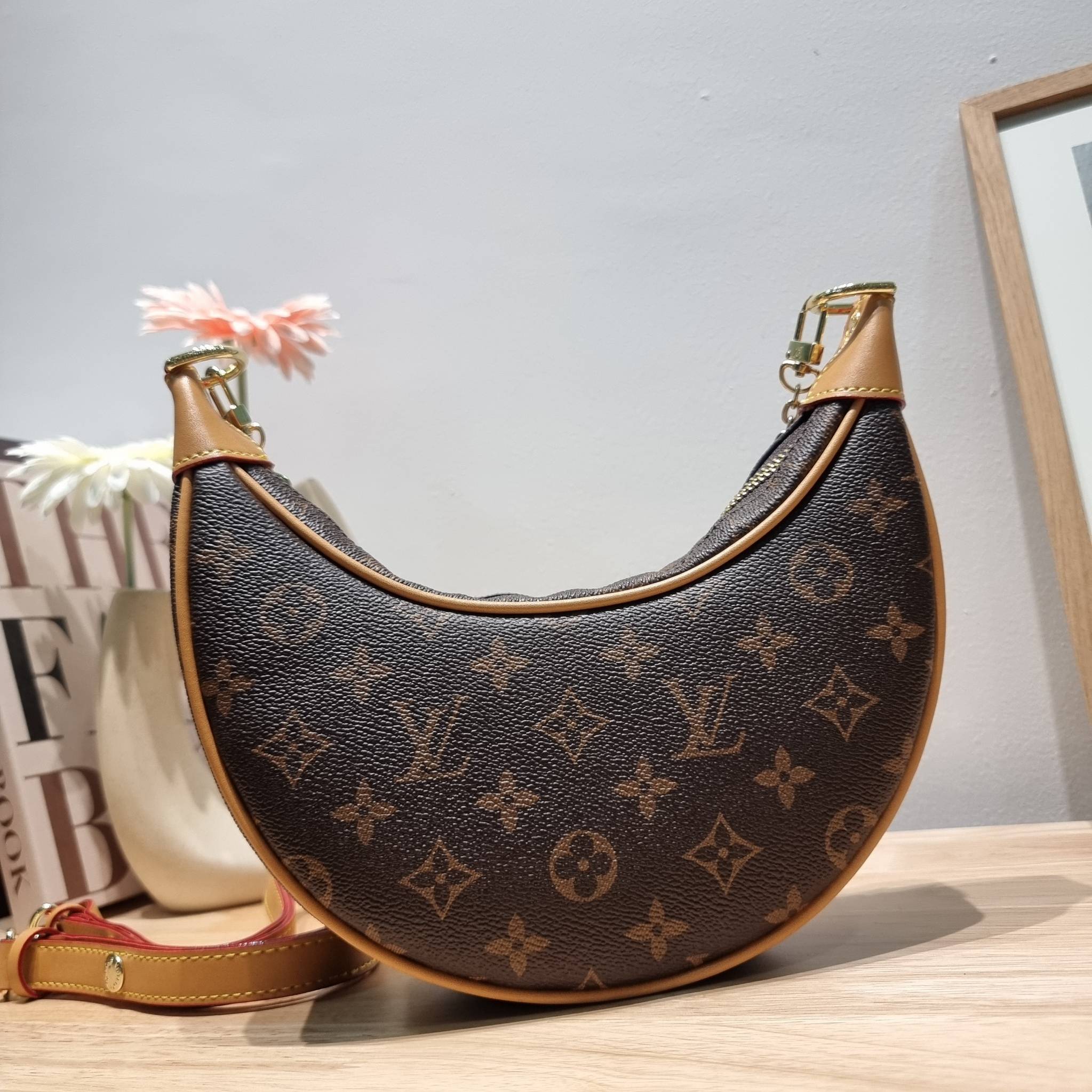 สุดยอดเดอะเบสท์ไอเท็ม ต้องยกให้เลย กับกระเป๋าสะพายทรงบาแกตต์ สวยหรู ดูแพงมาแต่ไกล LV loop bag ยังคงคลาสสิค ผู้ดี หรูหรา ขนาดกำลังพอดี ใส่โทรศัพท์ได้ทุกรุ่น วัสดุหนังแคนวาสคุณภาพ ด้านหน้ามีช่องซิปแยก สายสะพายมีมาให้ถึง 2 แบบ สลับใช้ได้เลยแบบไม่มีเบื่อ จะลุ