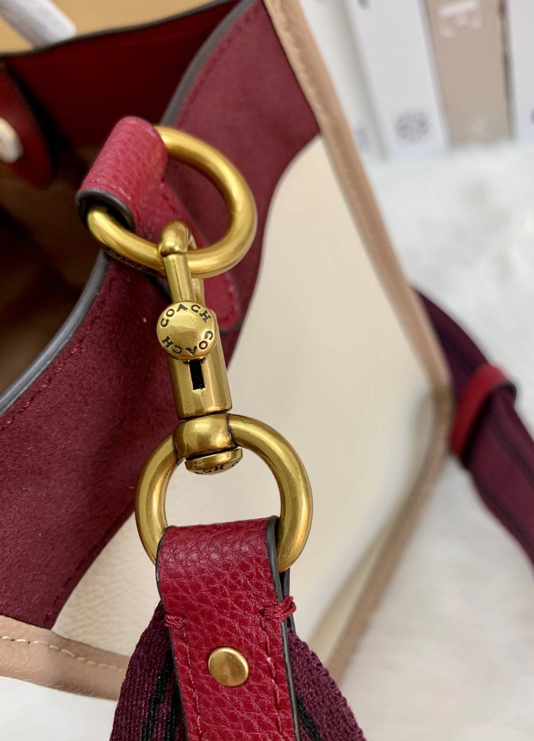 COACH FIELD TOTE IN COLORBLOCK WITH COACH BADGE ((C6035)) 📌พร้อมส่ง ยังไม่มีในไทยแน่นอนนจ้าา😘 กระเป๋าทรง Tote ที่สาวๆต้องมีติดตัวสักใบ! รุ่นนี้ใช้หนังแท้อย่างดี หนังนิ่ม สวยมากๆค่ะ หลงรักแน่นอน