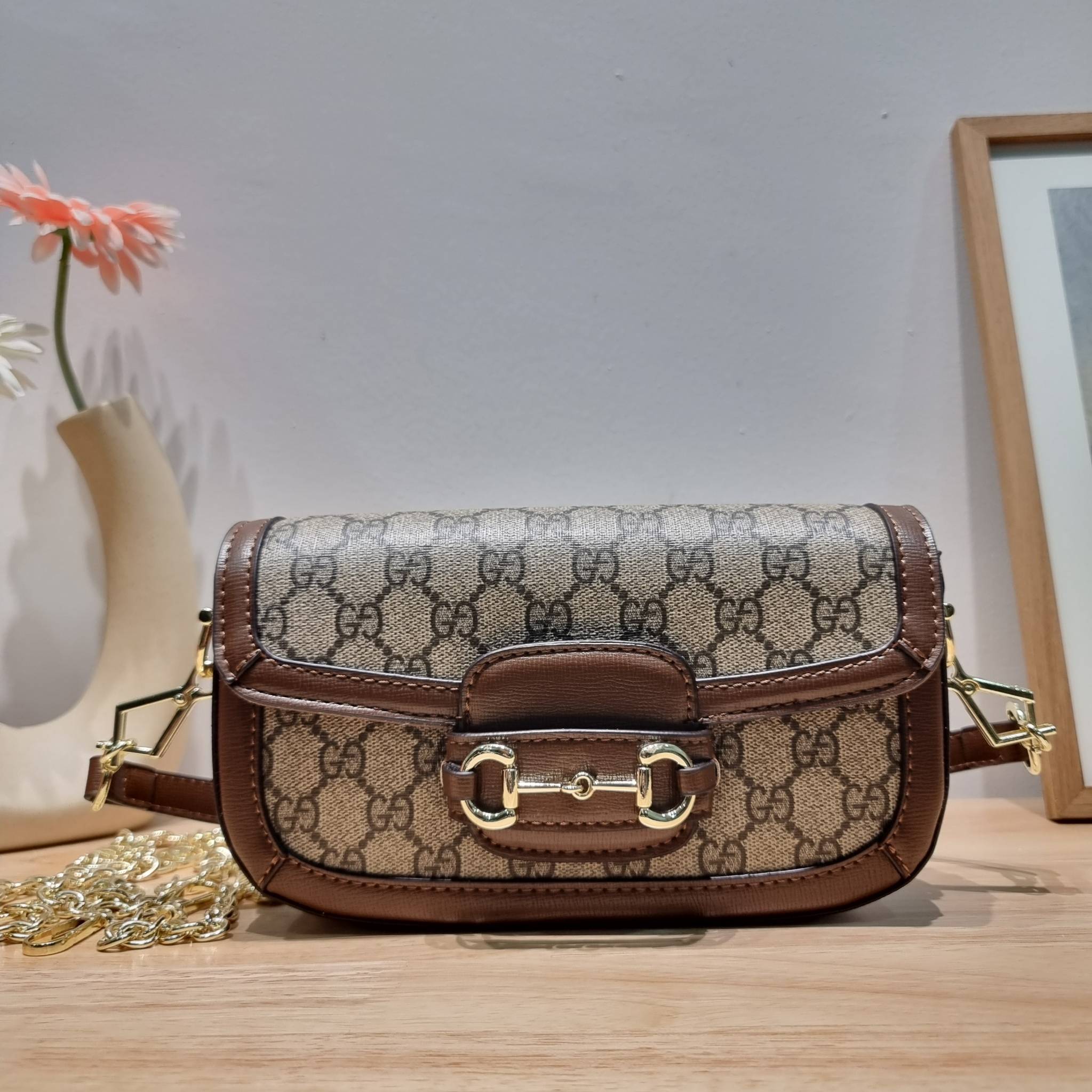 GUCCI Horsebit 1955 shoulder bag / GC STRAP MINI SHOULDER BAG กระเป๋าสะพายไหล่/สะพายข้าง ทรงคลาสสิค ไซส์ใหม่ ตอบโจทย์คนที่ไม่ชอบความใหญ่โต น้องจัดให้ไปเลย!!