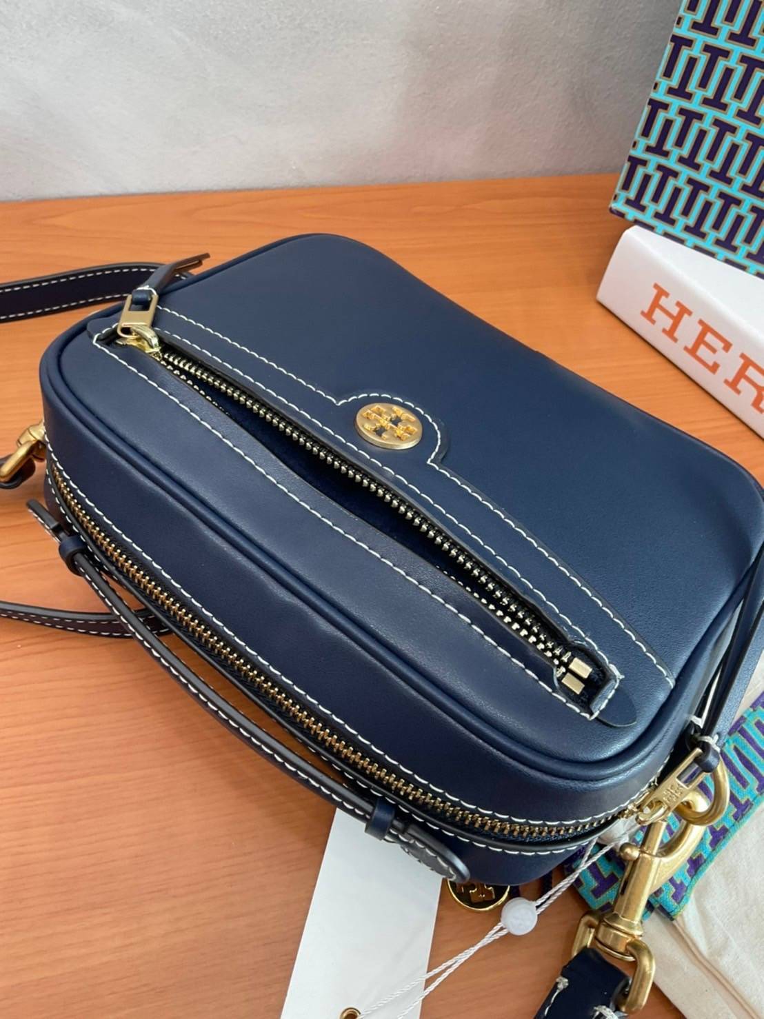 TORY BURCH T MONOGRAM JACQUARD CAMERA BAG กระเป๋าสะพาย Crossbody วัสดุหนังวัวแท้ การออกแบบเรียบง่าย ยังคงความหรูหราเอาไว้ โดดเด่นด้วยลวดลาย T Monogram มาพร้อมสายสะพายยาวแบบสปอร์ต ถอดออกได้ สายปรับระดับได้ ตอบสนองการใช้งานได้ดี มีหูหิ้วด้านบนสามารถใช้งานได