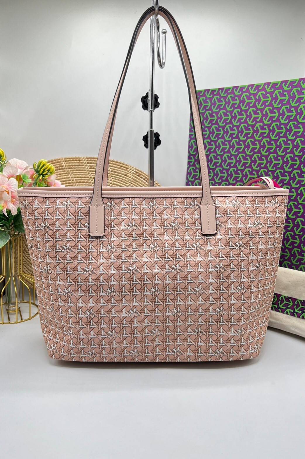 Tory Burch Ever Ready Zip Tote Small Coated Canvas / Tory Burch Geo Logo Tote กระเป๋าโท้ท พิมพ์ลายด้วยลวดลายสานตะกร้าอันเป็นเอกลักษณ์ของแบรนด์ ซึ่งได้แรงบันดาลใจจากความหลงใหลในงานจักสานของผู้ก่อตั้ง