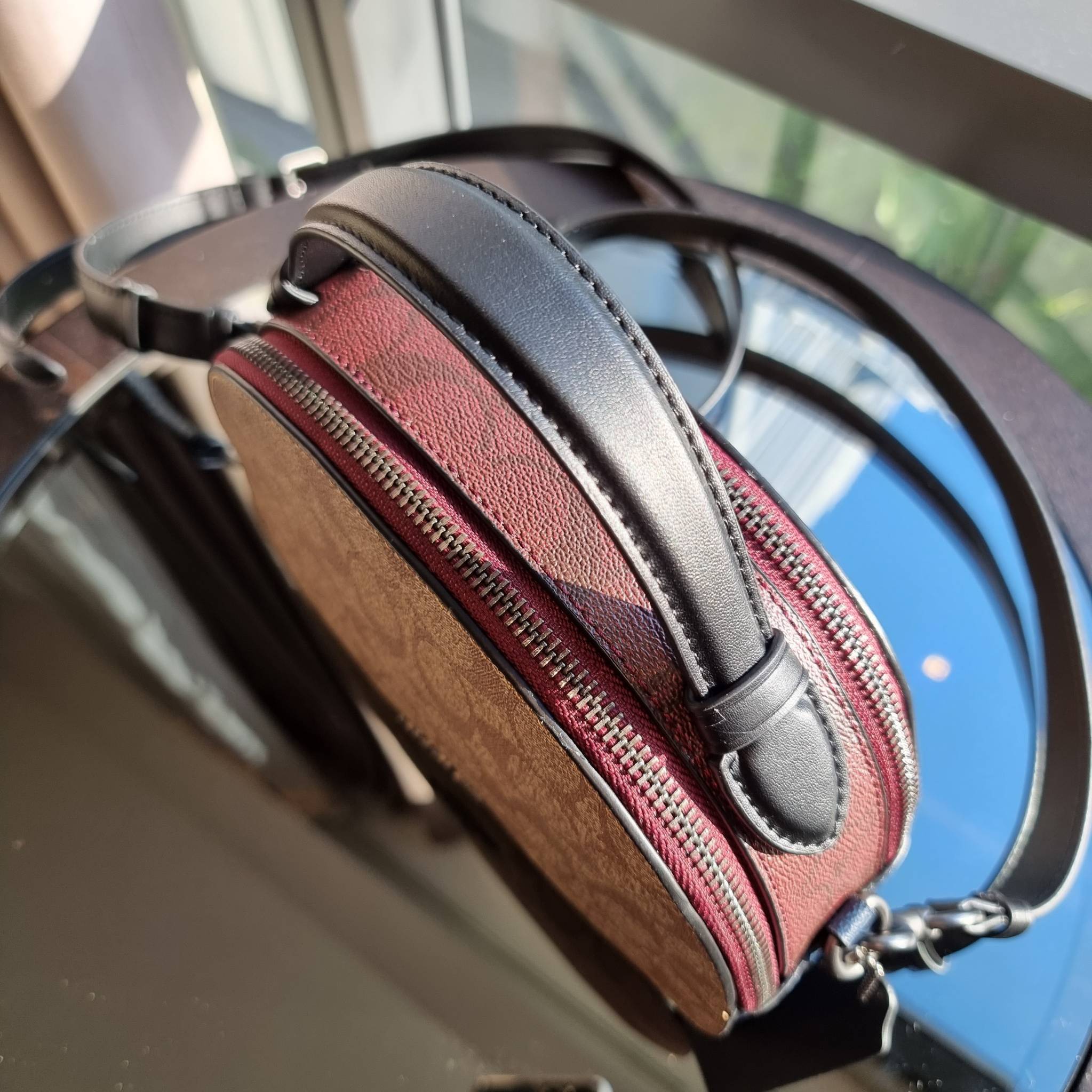 OUTLET 】COACH 1591 SERENA SATCHEL IN SIGNATURE CANVAS กระเป๋าสะพายคอลเลคชั่นยอดฮิต ดีไซน์ลุคผู้ดี ต้องยกให้น้องใบนี้เลย!! จัดสีขายดี สีลุคคุณหนูมาให้ สวยตาแตก!! วัสดุหนังแคนวาส เปิด-ปิดด้วยซิป 2 ช่องหลัก ภายในเป็นช่องโล่ง เก็บของได้แบบสบายๆ ใส่มือถือได้ทุ