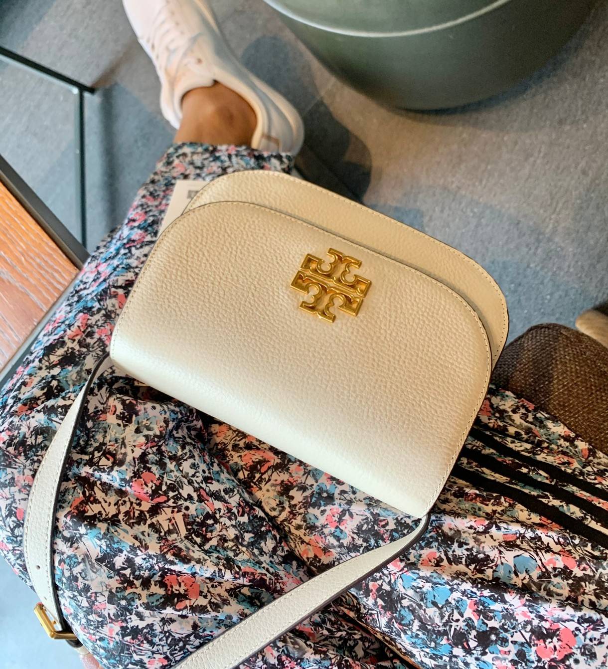 TORY BURCH BRLTTEN SMALL SADDLE BAG / Tory Burch Britten Flap Shoulder Bag กระเป๋าสะพายข้าง วัสดุหนังแกะแท้ ด้านหน้าประดับโลโก้แบรนด์ เปิด-ปิดกระเป๋าแบบกระดุมแป็กแม่เหล็กแน่นหนา ภายในมีช่องหลัก ใส่กระเป๋าเงินใบกลาง มือถือได้ทุกรุ่น มีช่องแยกใส่ของจุกจิกอี