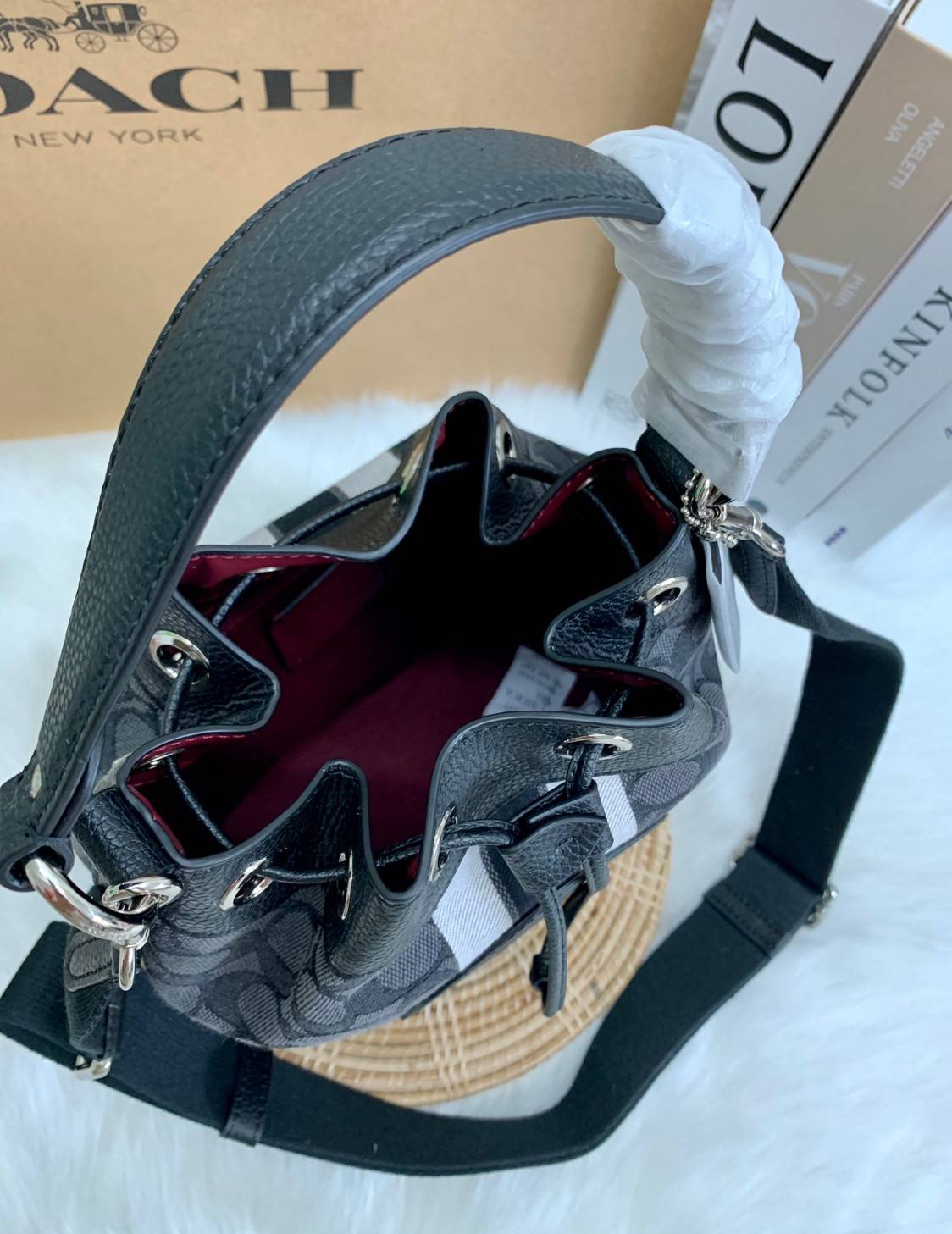 สวยหรู ดูดีมากๆ บอกเลย ไม่มีคือพลาดจร้าา! COACH DEMPSEY DRAWSTRING BUCKET BAG ((C4100//C4102)) พร้อมส่งที่ไทยอีกครั้ง! กระเป๋าทรงขนมจีบ หนังแท้นิ่มสวยมากๆค่ะ จุดเด่นด้านหน้าปั้มโลโก้แบรนด์ ปากกระเป๋าแบบหูรูดใช้งานง่าย ภายในสามารถใส่ของจำเป็นในชีวิตประจำวั