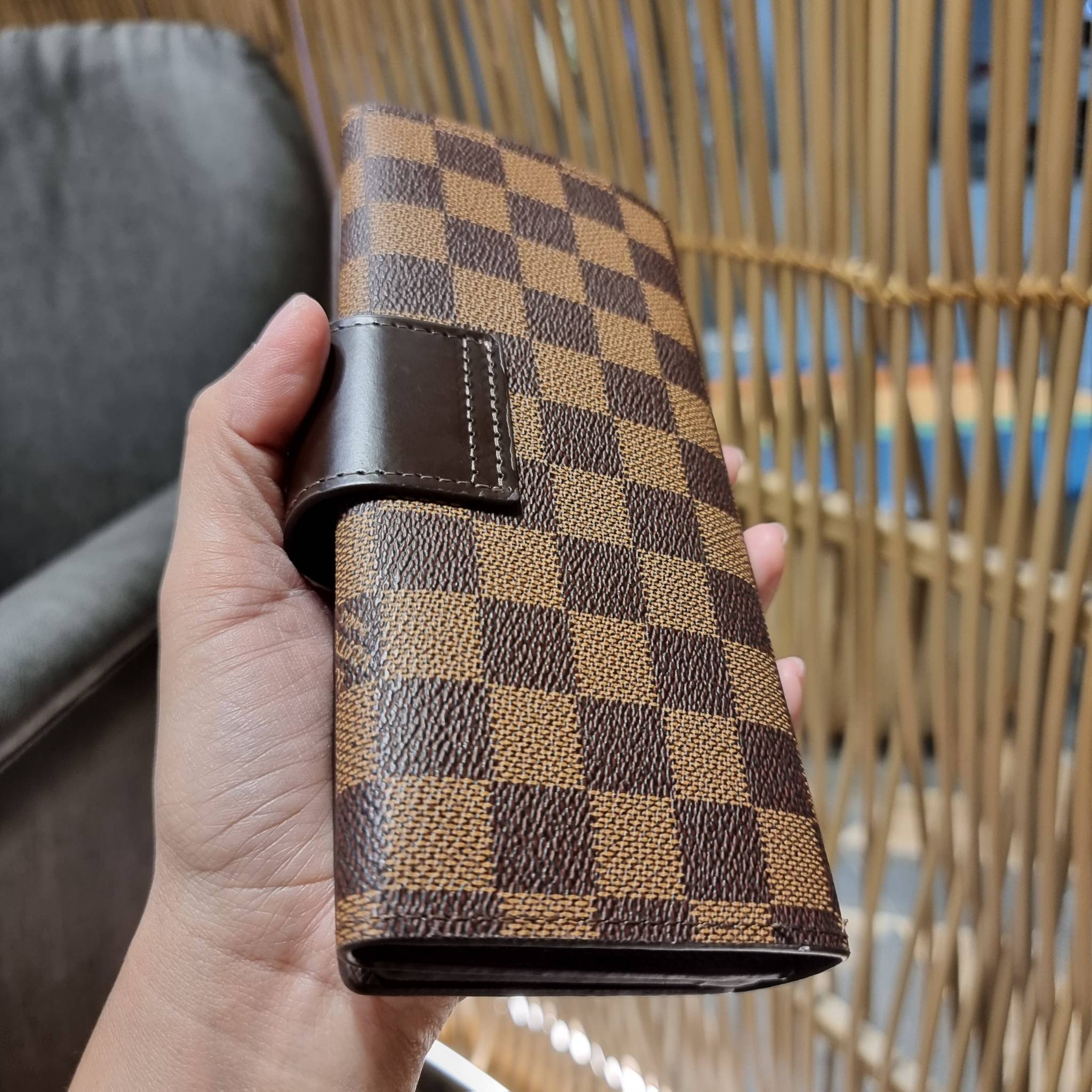 VIP 】ได้เวลาเปลี่ยนกระเป๋าสตางค์รับทรัพย์กันแล้ว!! LV vip wallet กระเป๋าสตางค์พรีเมี่ยมกิ๊ฟ เป็นไอเท็มหายาก ที่สาวๆต้องว้าว!! ใบยาวขนาดกำลังเหมาะมือ ถือแล้วขับผิวทุกสี วัสดุหนังแคนวาส ทนทาน เปิด-ปิดด้วยกระดุม ภายในมีช่องใส่บัตรเยอะมาก แบ่งสัดส่วนสวย ใส่ธน