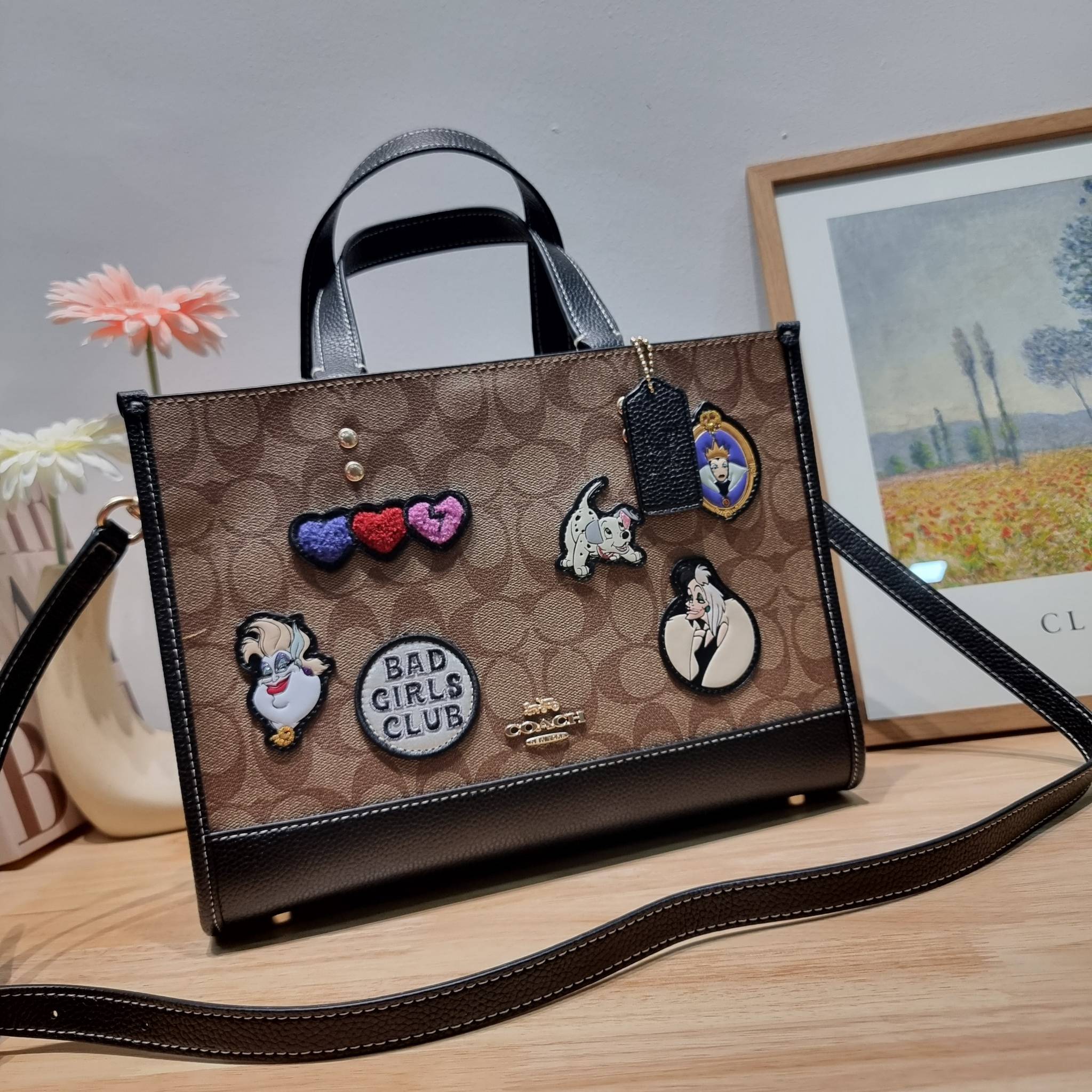 Coach Disney X Coach Dempsey Carryall In Signature Canvas With Patches CC873 คอลเลคชั่นใหม่ กับเหล่ายัยตัวร้าย ที่ไม่มีใครไม่รู้จัก!! กับกระเป๋าทรงโท้ท ไซส์ใหญ่ที่สามารถจุของได้แบบไม่ต้องกังวล ฟังก์ชั่นการใช้งานสะดวกที่สุด ดีไซน์ลวดลายแพทช์โดดเด่น มีทั้งส