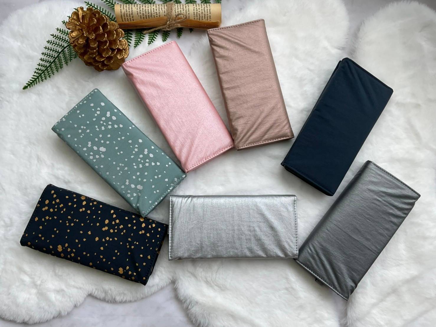 กระเป๋าสตางค์ยาว 3 พับตอน Kipling Brownie long tri-fold wallets กระเป๋าสตางค์ยาวแบบ3พับตอน วัสดุกันน้ำ เปิดปิดด้วยกระดุมแป๊ก มีช่องใส่ธนบัตรหลายช่อง ช่องเสียบการด์ได้ถึง13ช่องลายจุด และใส่รูปภาพได้อีก2ช่อง ช่องซิปใส่เหรียญ ช่องธนบัตร 3 ช่อง ที่จับหัวซิปปั