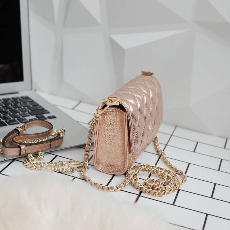 รุ่นขายดีที่สุด ** รอบใหม่ **หนังวัวแท้ สวย นิ่มมากๆค่า และ ปักลายตารางออกมาสวยมาก ** KEEP รุ่น Florence Flat bag ตัวกระเป๋าหนังแท้ นิ่ม-ตึง สุดๆ รุ่นนี้ จะมี 2 ขนาด คือ mini และ classic ไซด์