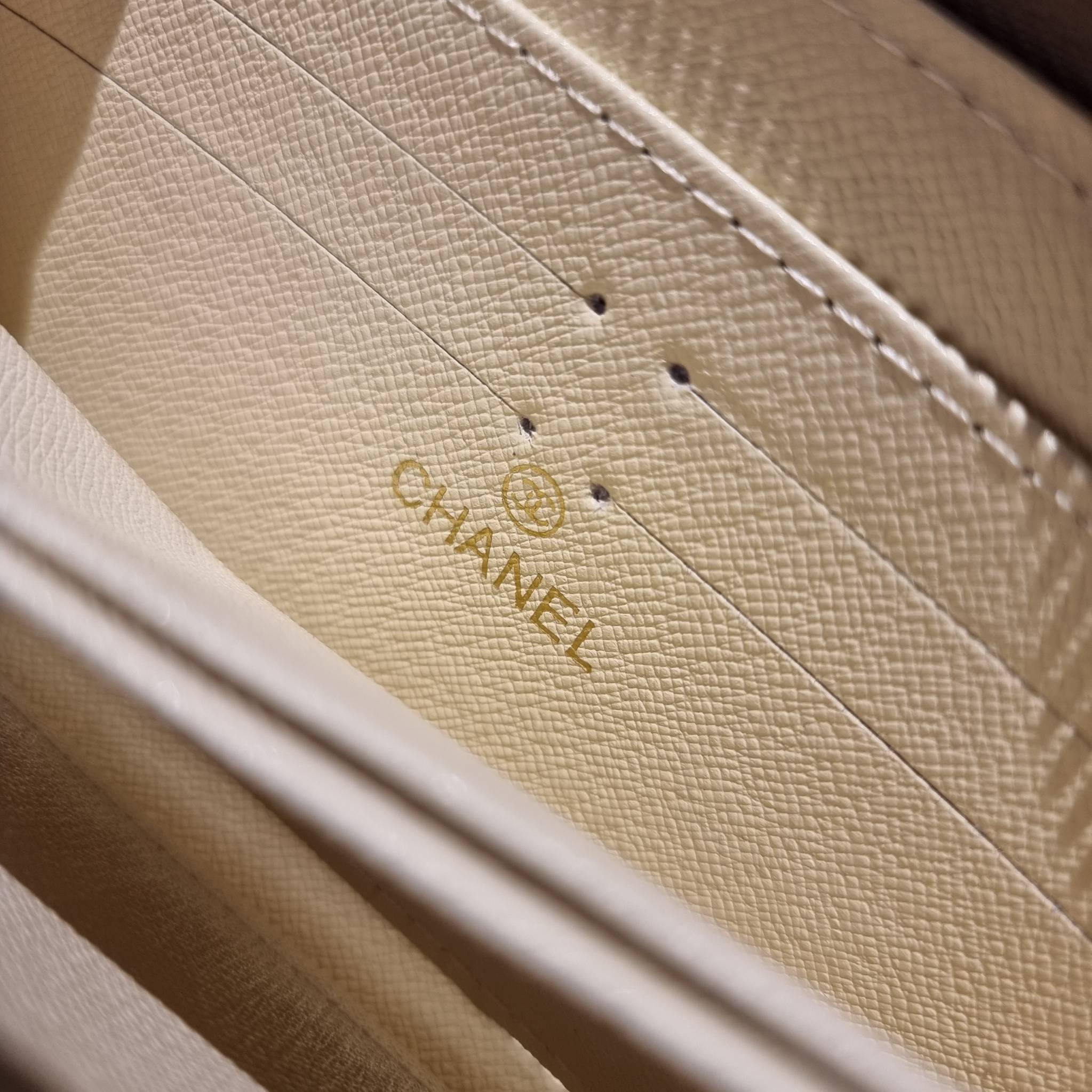 VIP 】กระเป๋าสตางค์ใบยาวรุ่นซิปรอบ สวยรับทรัพย์จาก Chanel วัสดุหนังลายคาร์เวีย ใช้แล้วขับผิวสุดๆ เปิด-ปิดด้วยซิปรูดรอบใบ ใช้งานง่าย ภายในกระเป๋ามีช่องใส่บัตรได้ ใส่ธนบัตรหรือเหรียญได้ มีช่องซิปแยกอีกหนึ่งช่อง ดีไซน์เรียบหรูแบบนี้ สาวๆห้ามพลาดกันน้า!! ซื้อใ