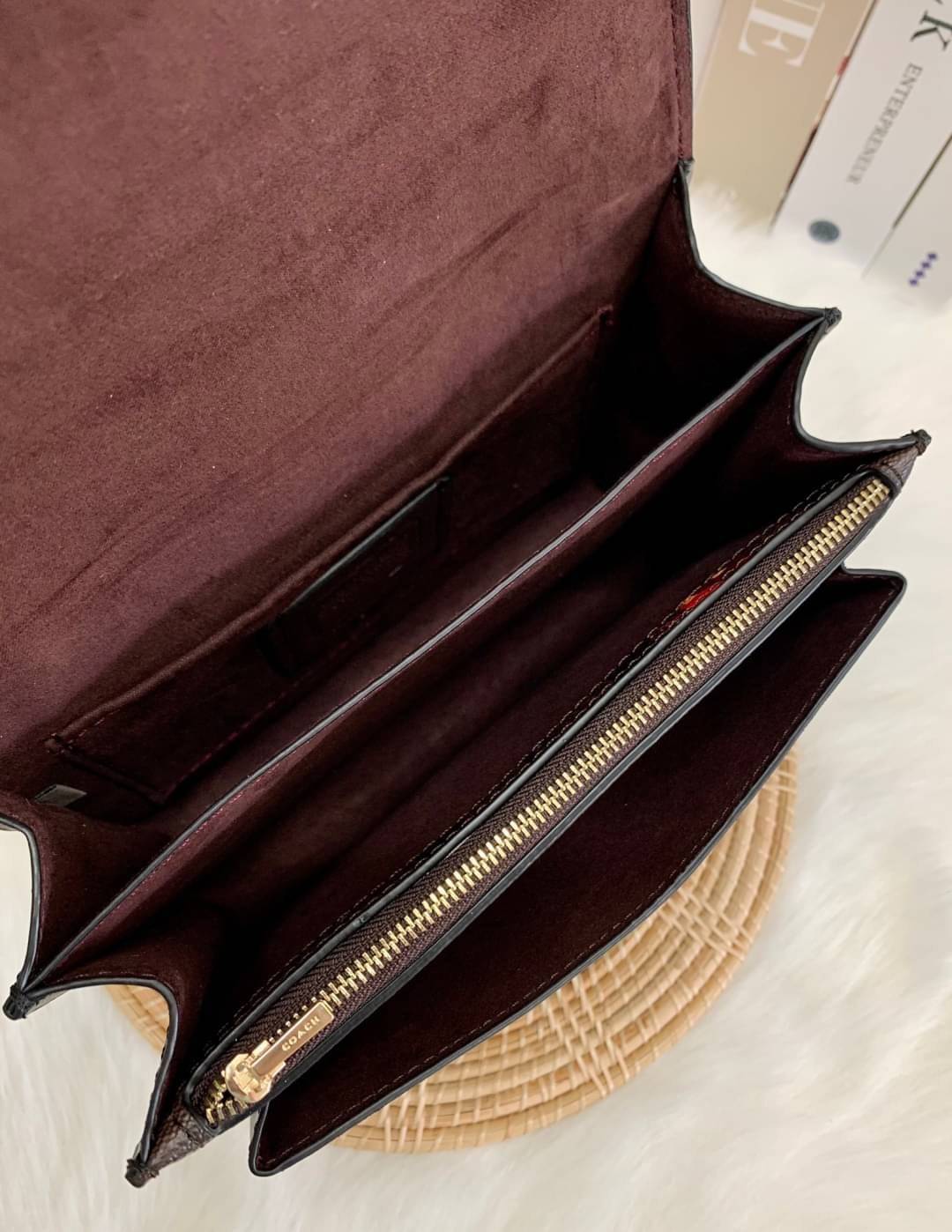 OUTLET 】COACH KLARE CROSSBODY IN SIGNATURE CANVAS WITH POP FLORAL PRINT ((C5797)) สวยมากๆ อยากให้ได้ไปจริงๆจ้าา พร้อมส่งที่ไทย สวยมากๆค่ะ 🌺 ✔️กระเป๋าสะพายแบบครอสบอดี้ร์ หนังแท้สวย ✔️พร้อมป้ายห้อยโลหะแบรนด์หรู 🌺จุดเด่นของรุ่นค