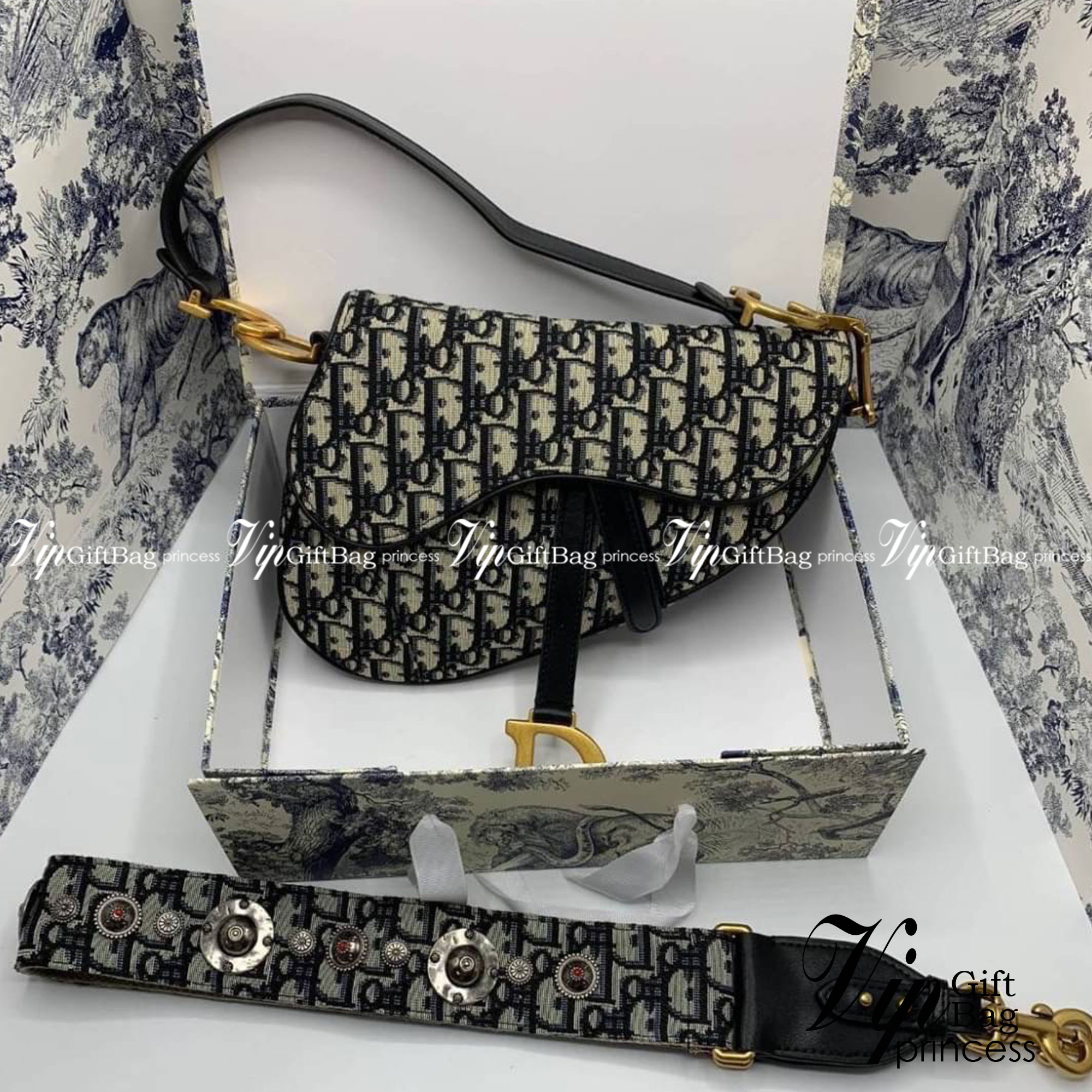 DIOR Saddle Bag Oblique Embroidery กระเป๋ารุ่นยอดนิยม ตามแบบฉบับแบรนด์ งานผ้าแจ็คการ์ดลาย Oblique ลูกเล่นห้อยด้วยตัวอักษร D ตรงหูหิ้วมีกิมมิค CD สีทอง มาพร้อมสายสะพายครอสบอดี้ เรียกว่าจะถือก็ปั้วะ จะสะพายก็ปังไม่ไหว เก็บทุกรายละเอียดงานเป๊ะมากค่ะ