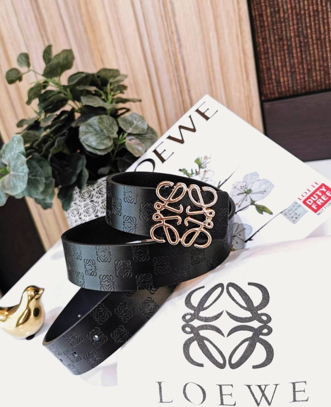 Loewe Logo Leather Belt VIP Gift With Purchase (GWP) วัสดุ Calfskin ปั๊มโลโก้แบรนด์สวยหรูดูดี หัวเข็มขัดโลโก้แบรนด์ 3D อะไหล่ทองตัวสายปรับระดับได้ ดีไซน์เรียบหรูคลาสสิคเข้ากับทุกลุ๊ค ใช้ได้ทั้งชายและหญิงค่ะ ไอเท็มแนะนำสวยน่าใช้น่าสะสม เหล่าสาวก Loewe GWP 