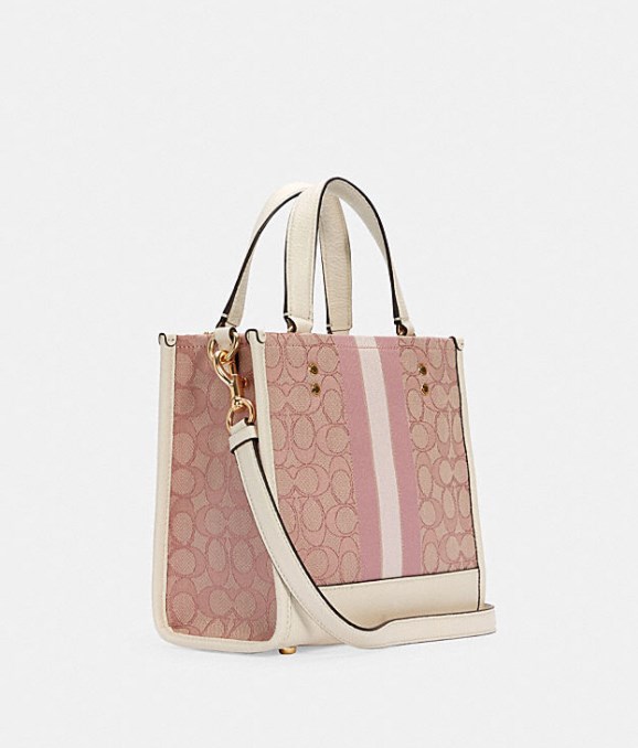 ใหม่ล่าสุด อดใจยังไงไหว💋 COACH Dempsey Field Tote 22 ((C5268//C5115)) พร้อมส่งความสวยที่ไทยค่ะ! กระเป๋าทรง Tote ขนาดพอเหมาะลำตัว พกพาง่ายสะดวกได้กับทุกๆวัน ด้านหน้าปั้มโลโก้แบรนด์ตัวใหญ่สวยค่ะ;เปิดปิดกระเป๋าแบบกระดุมแม่เหล็ก ภายในใส่กระเป๋าเงินใบย