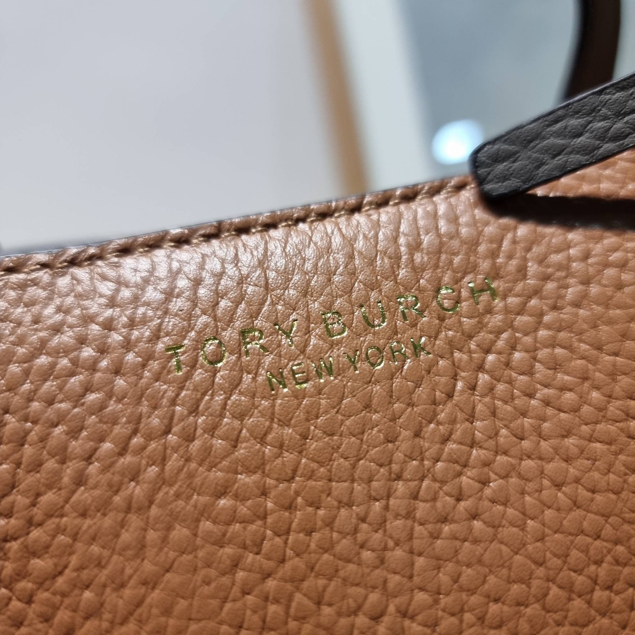 TORY BURCH PERRY SMALL TRIPLE COMPARTMENT TOTE BAG กระเป๋าโท้ทขนาดเล็ก รุ่นขายดี ทรงสวย ดีไซน์ออกมาให้ใช้งานได้ทุกลุค ทุกโอกาส