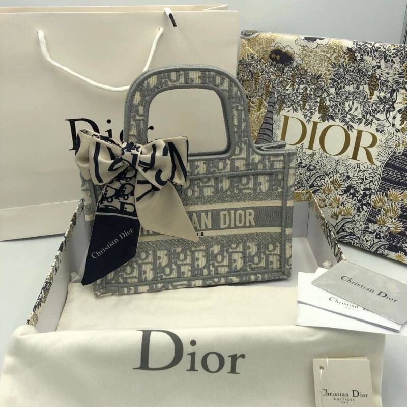 CHRISTIAN DIOR MINI BOOK TOTE กระเป๋าถือทรง Shopping ไซส์มินิ สวยคลาสสิค พกพาสะดวก ใช้งานง่ายสุดๆ วัสดุงานทอละเอียดคุณภาพดี ภายในเป็นช่องโล่ง ใบจริงงานสวยเกินเบอร์!! ไม่ผิดหวังจ้า