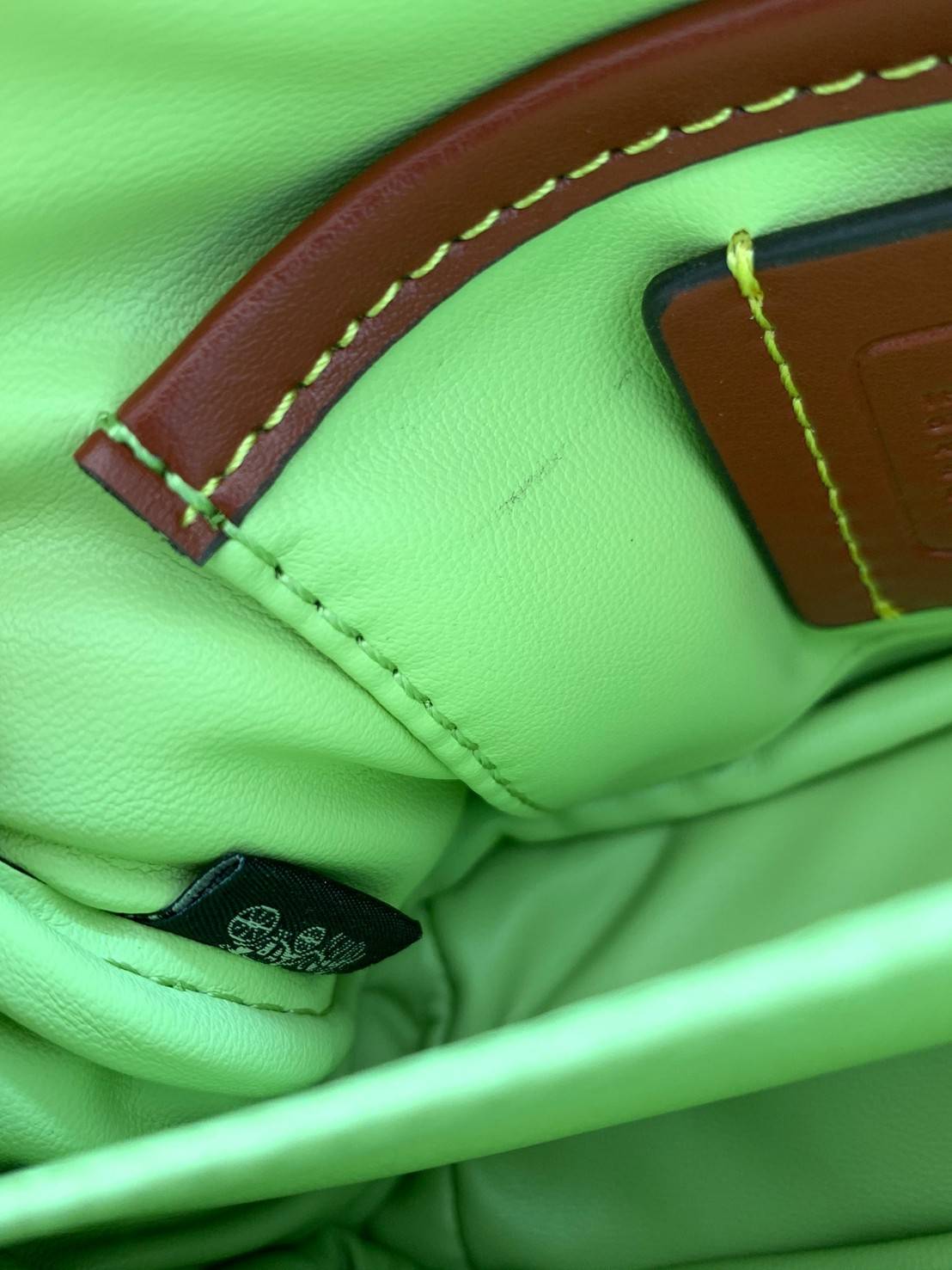 น้องสวยมากก สินค้าจริงสวยกว่าในรูป ไม่จกตาค่ะ! COACH PILLOW TABBY SHOULDER BAG 18 ((C3880)) 📣 พร้อมส่งที่ไทย คุณภาพเกินราคา! กระเป๋าหิ้ว//สะพายแบบครอสบอดี้ร์ 🔺หนัง nappa อย่างดี หนานิ่ม นุ่มมากๆ หลงรักน้องแน่นอน ✔️ใช้โลโก้แบรนด์รุ่น