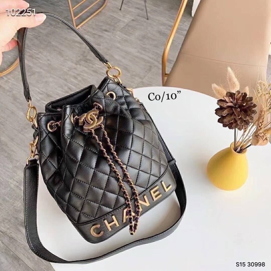 CHANEL Bucket Bag กระเป๋าสะพายทรงบัคเก็ตรุ่นลิมิเต็ด มี 2 แบบให้เลือก หนังเย็บลายตารางและลายริ้ว ตกแต่งโลโก้แบรนด์สวยหรูโดดเด่น ภายในโล่งกว้าง จุของได้เยอะ